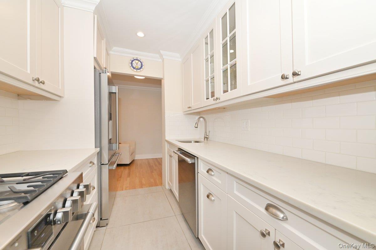 #11 photo, 5 Birchwood Court, Mineola , NY 11501