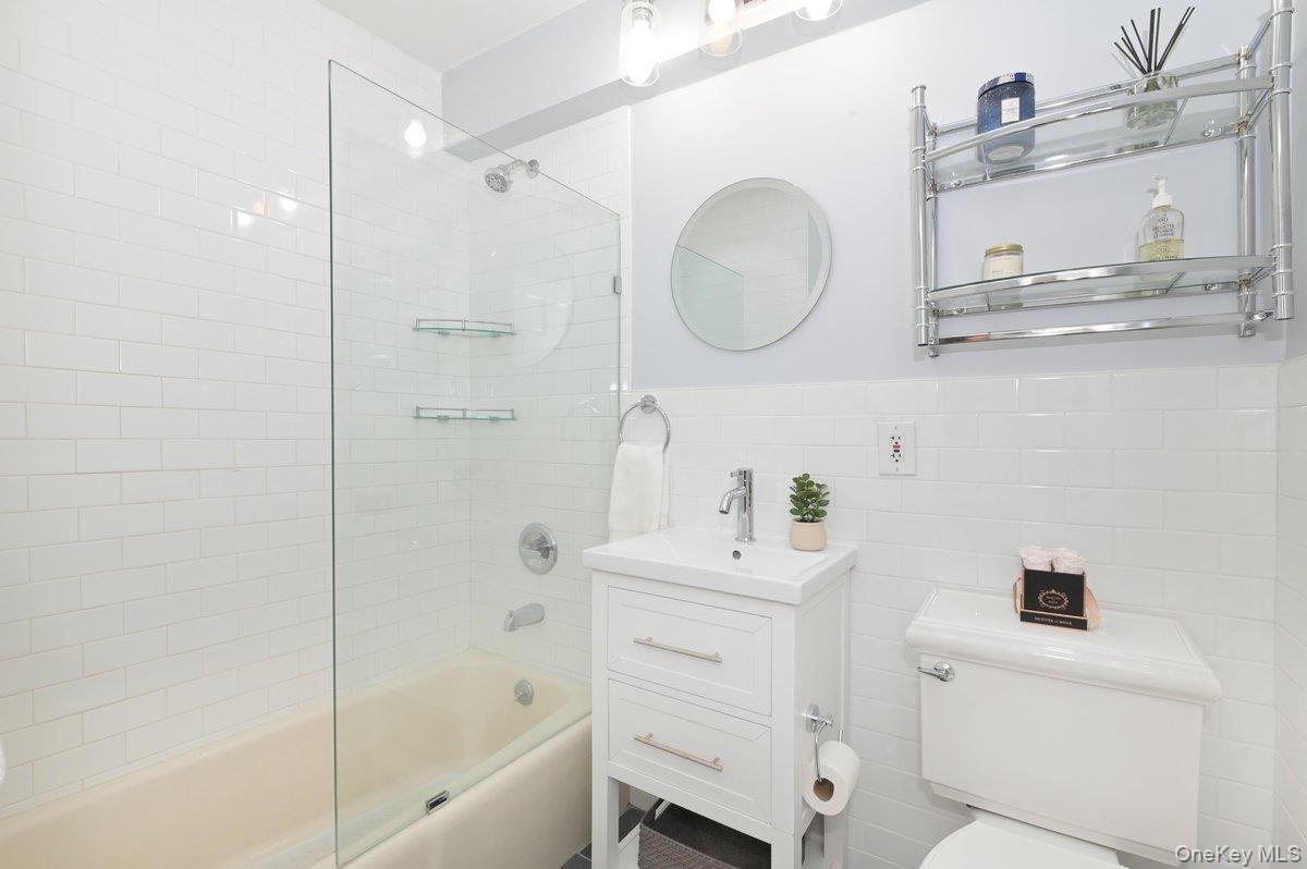 #14 photo, 5 Birchwood Court, Mineola , NY 11501