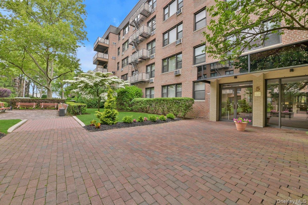 #19 photo, 5 Birchwood Court, Mineola , NY 11501