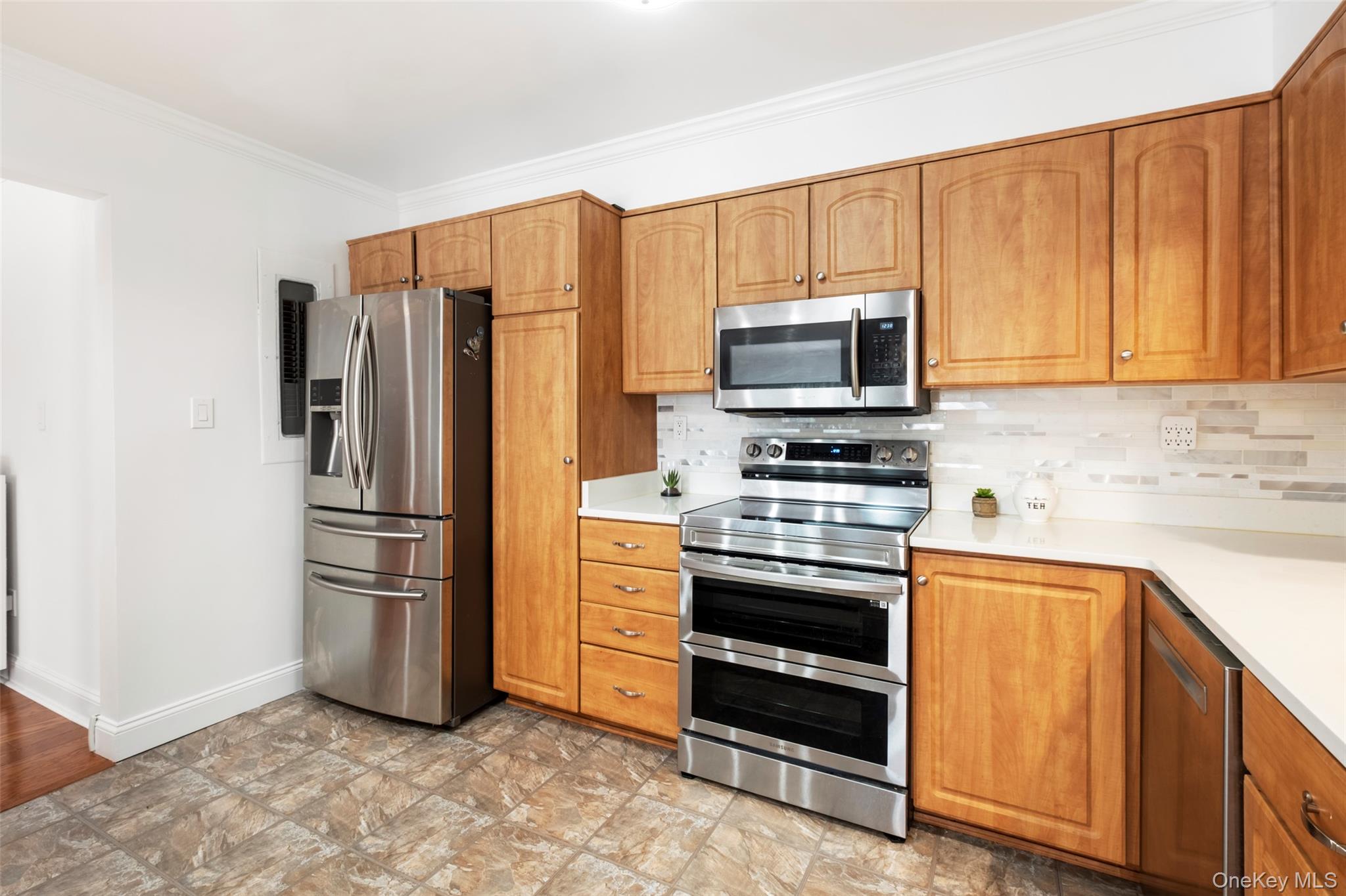 #10 photo, 21 Canterbury Road, Great Neck , NY 11021