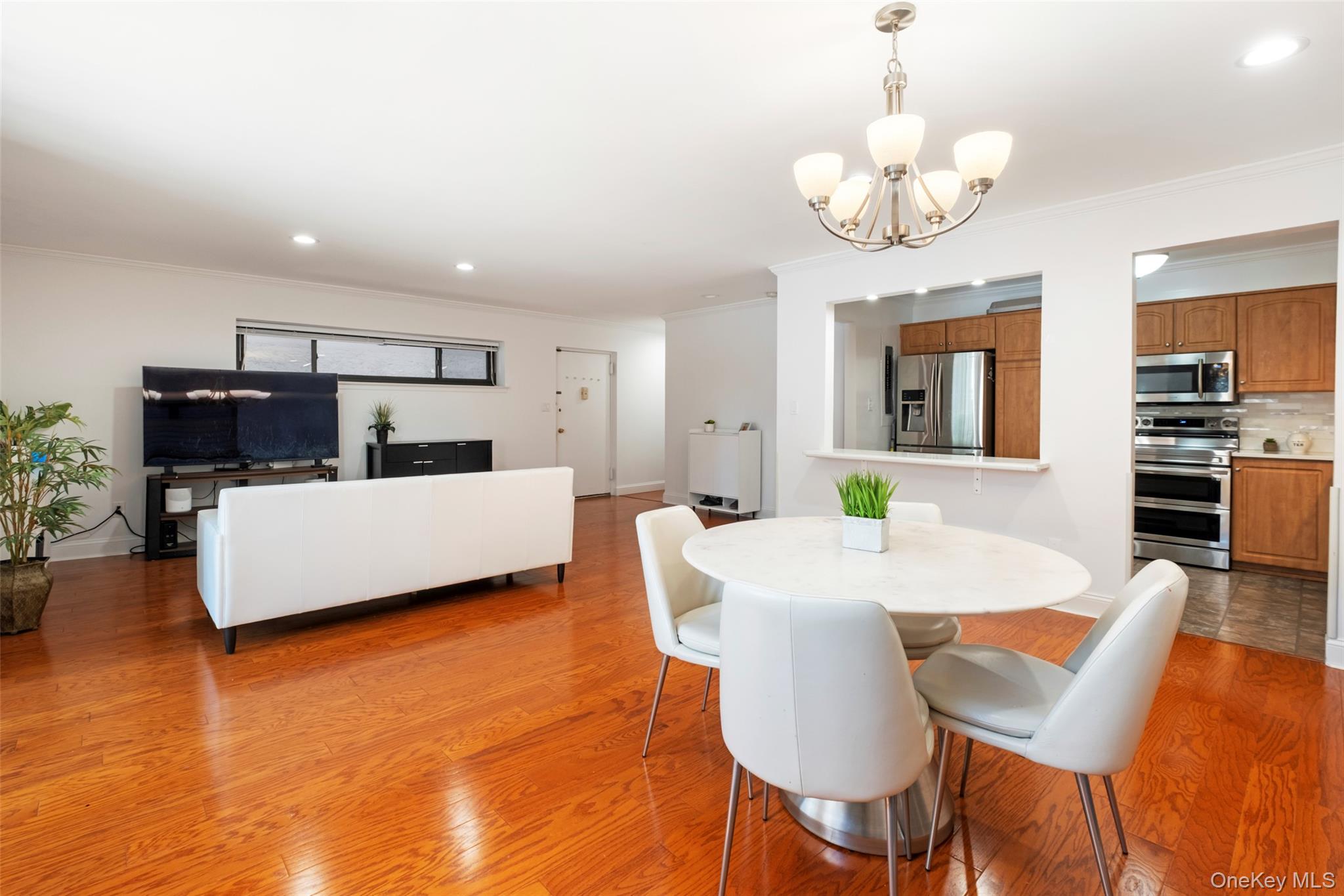 #15 photo, 21 Canterbury Road, Great Neck , NY 11021