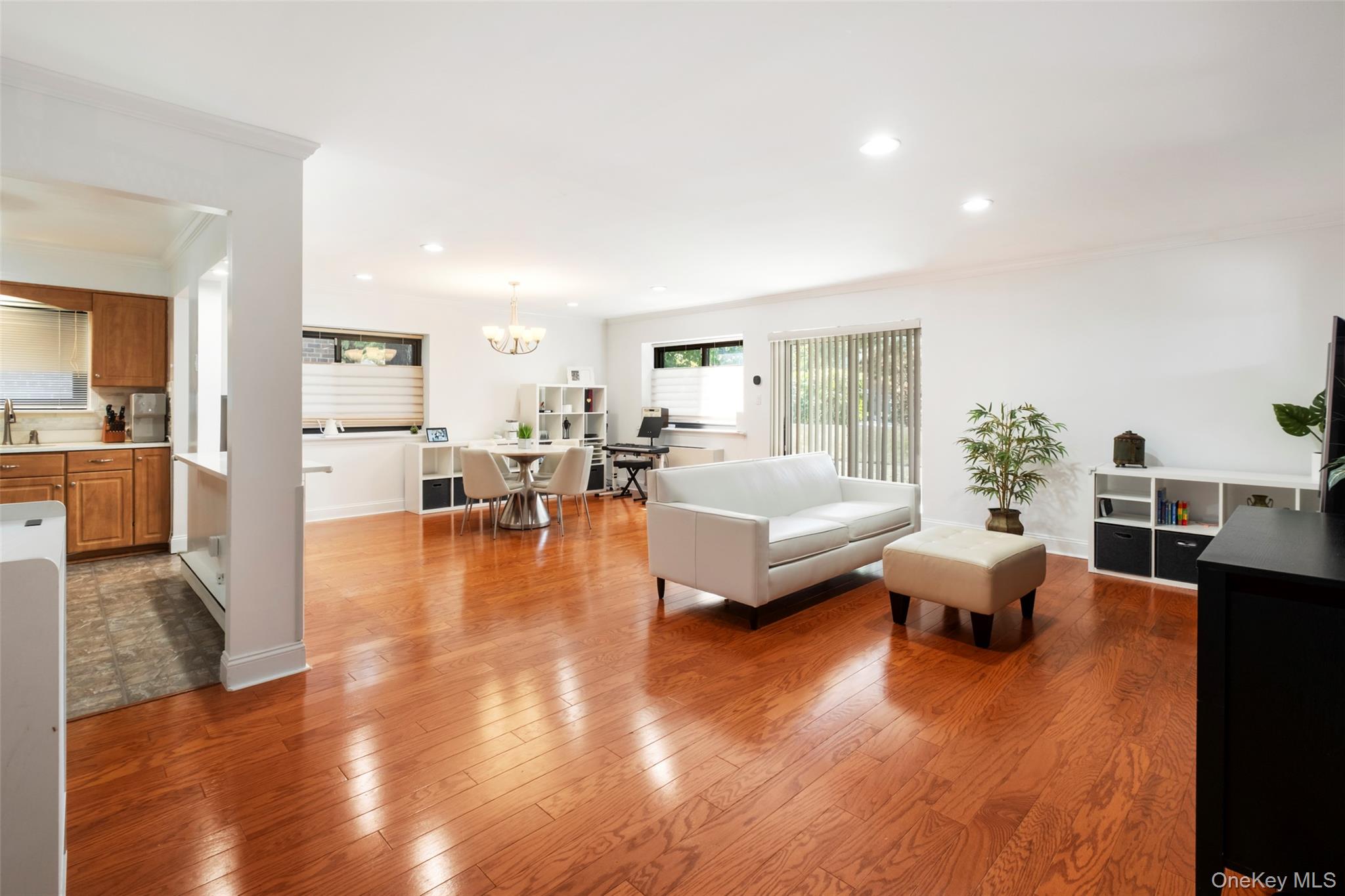 #3 photo, 21 Canterbury Road, Great Neck , NY 11021