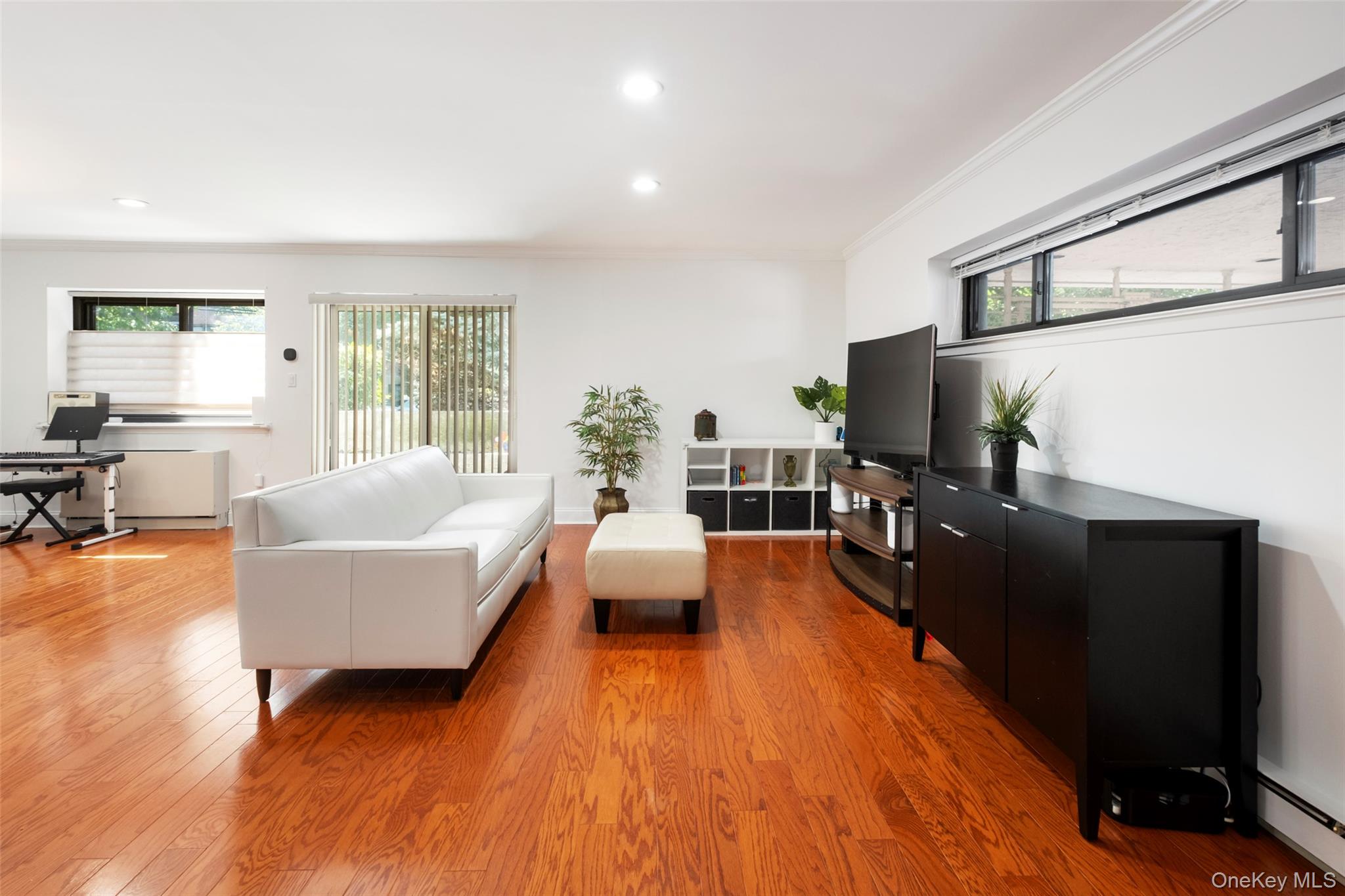 #4 photo, 21 Canterbury Road, Great Neck , NY 11021