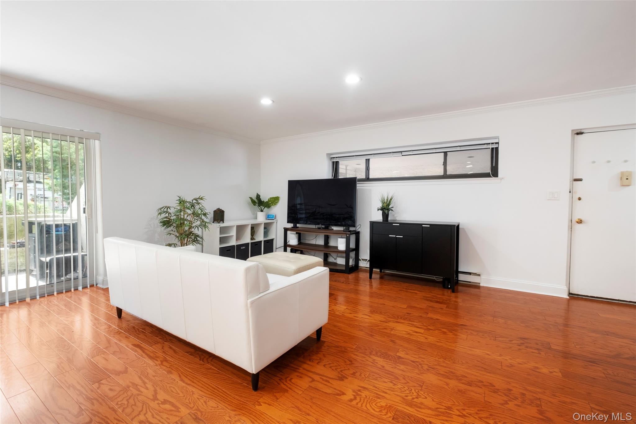 #5 photo, 21 Canterbury Road, Great Neck , NY 11021