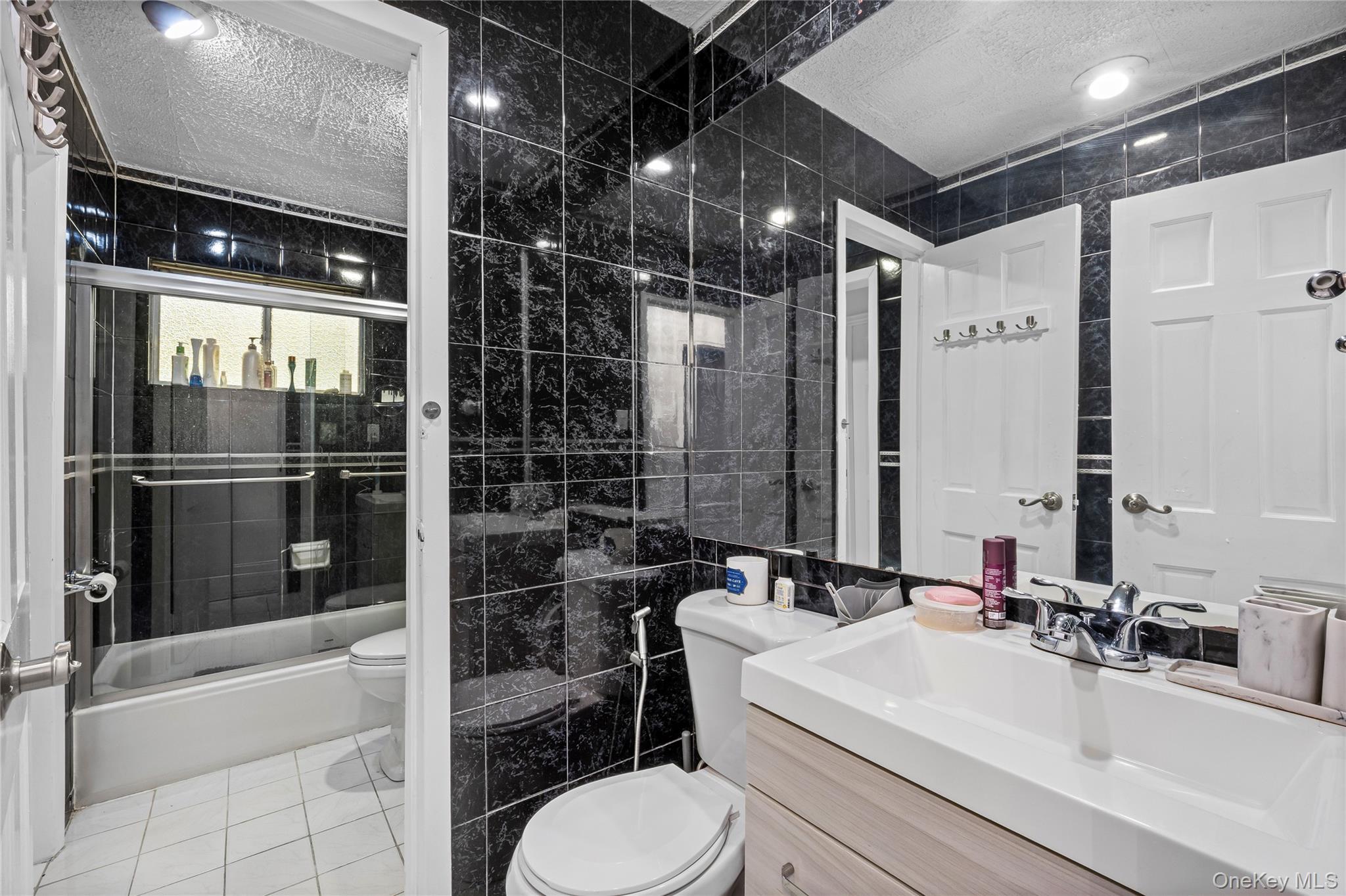 #11 photo, 18 South Drive, Manhasset Hills , NY 11040