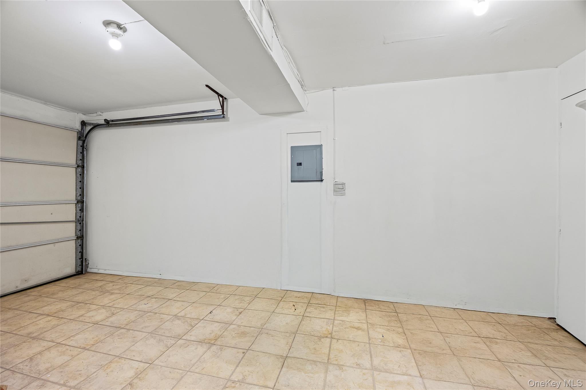 #19 photo, 18 South Drive, Manhasset Hills , NY 11040