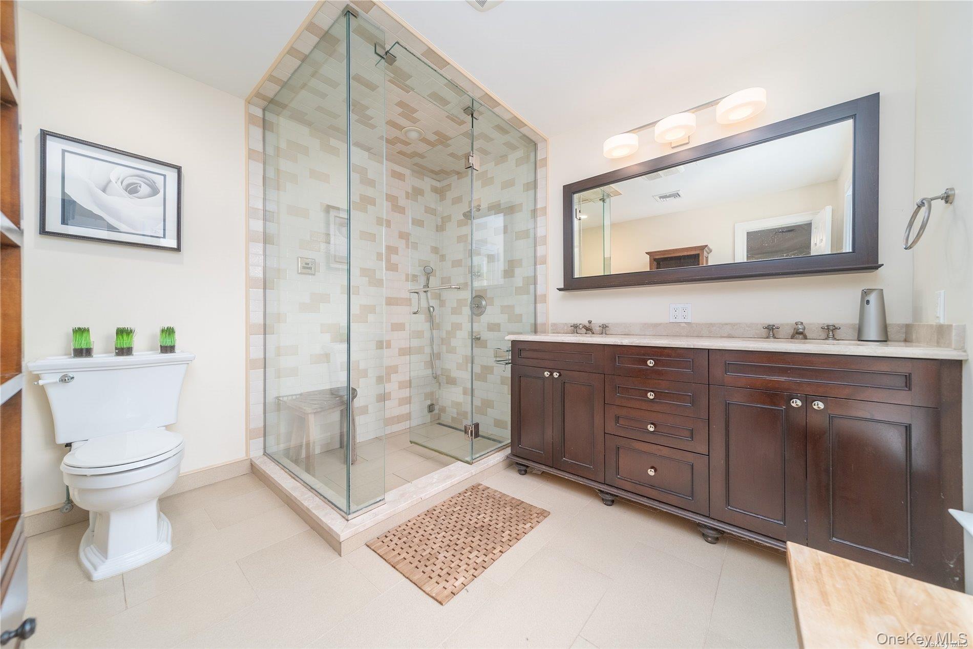 #11 photo, 65 Starling Court, East Hills , NY 11576