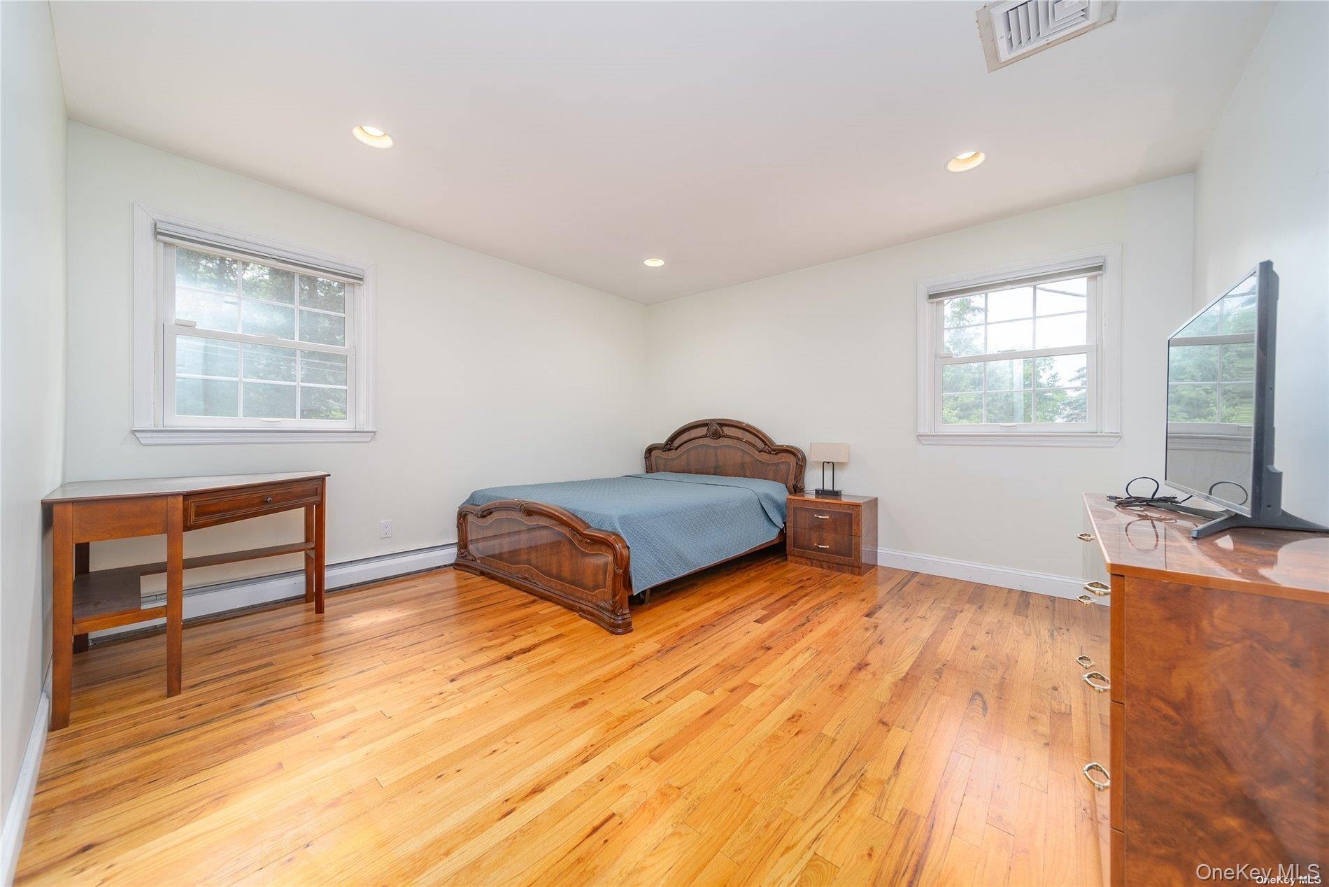 #12 photo, 65 Starling Court, East Hills , NY 11576