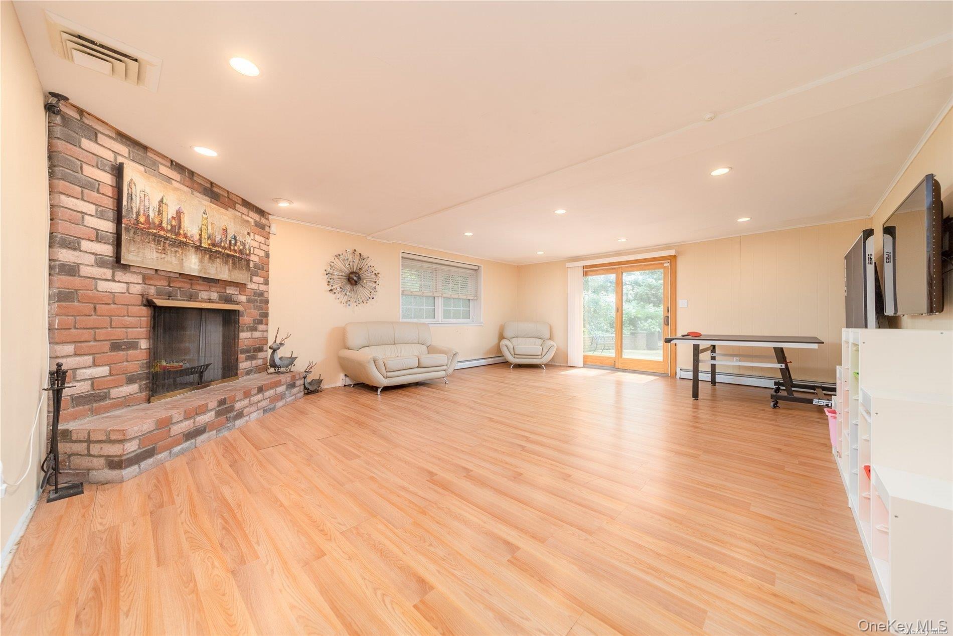 #15 photo, 65 Starling Court, East Hills , NY 11576