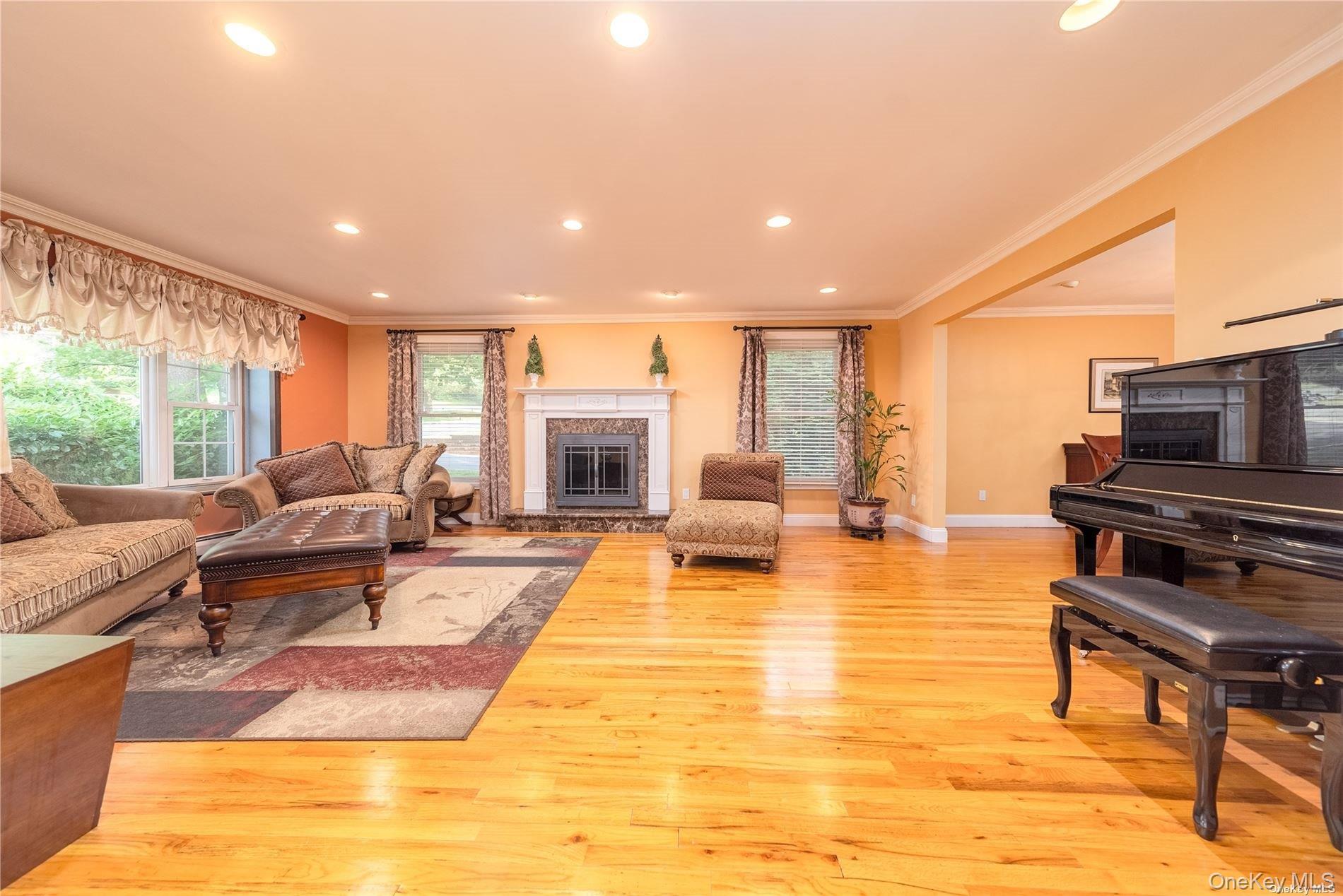 #3 photo, 65 Starling Court, East Hills , NY 11576