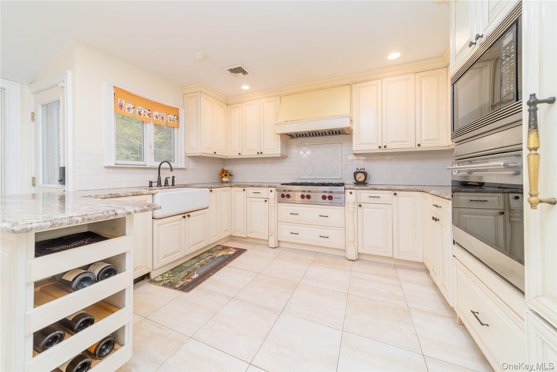 #6 photo, 65 Starling Court, East Hills , NY 11576