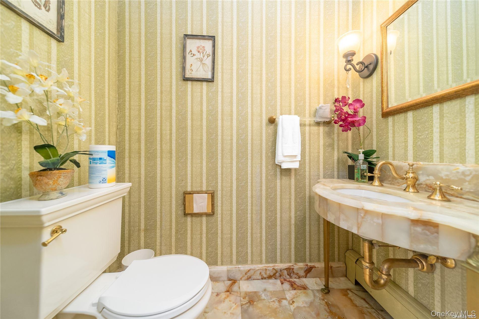 #8 photo, 65 Starling Court, East Hills , NY 11576