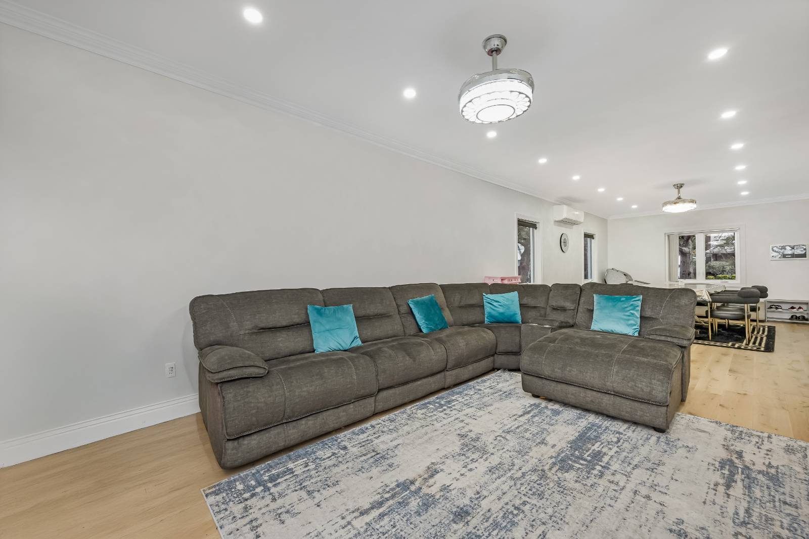 #27 photo, 206-15 Richland ave, Hollis Hills , NY 11364