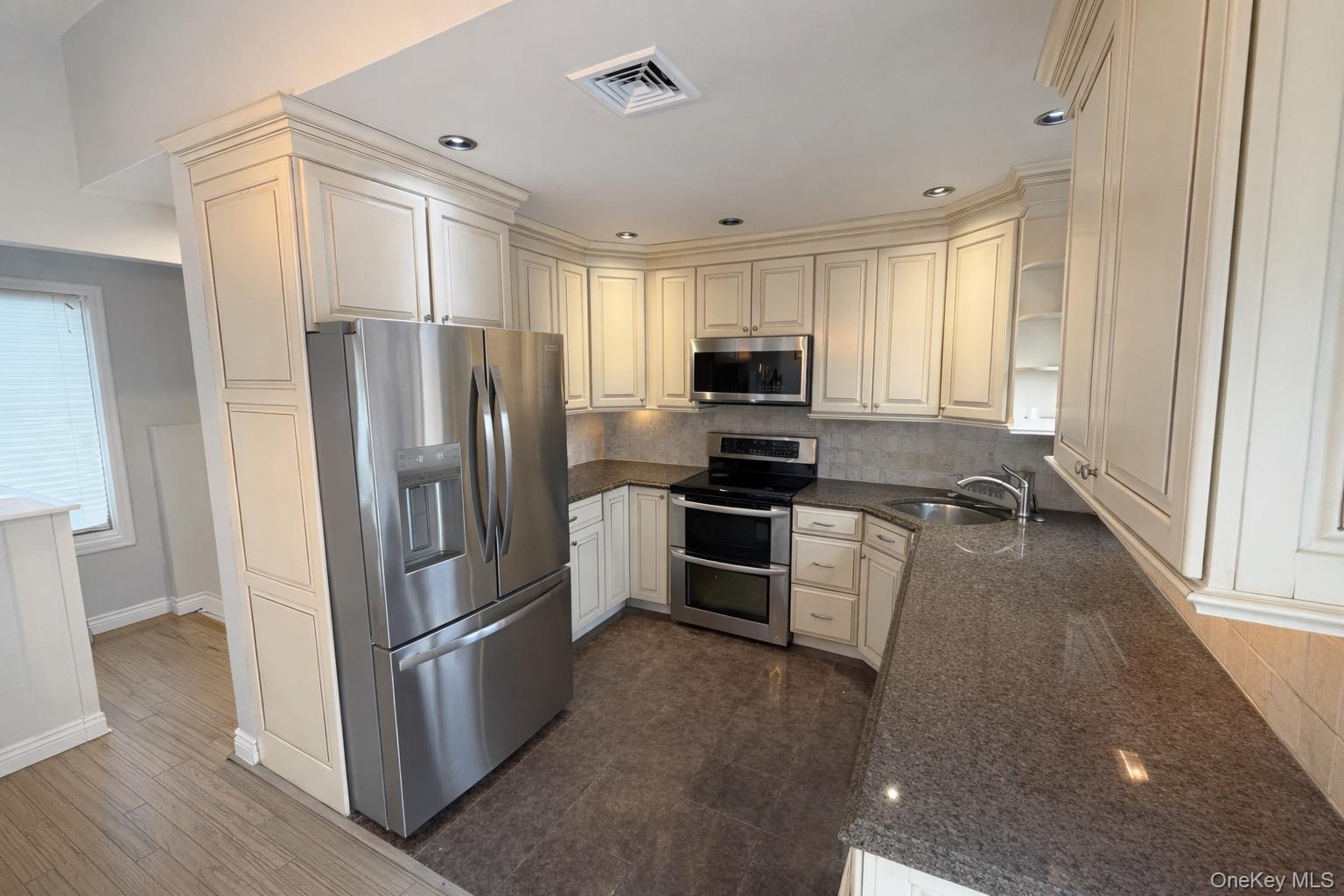 #4 photo, 3938 Arthur Avenue, Seaford , NY 11783