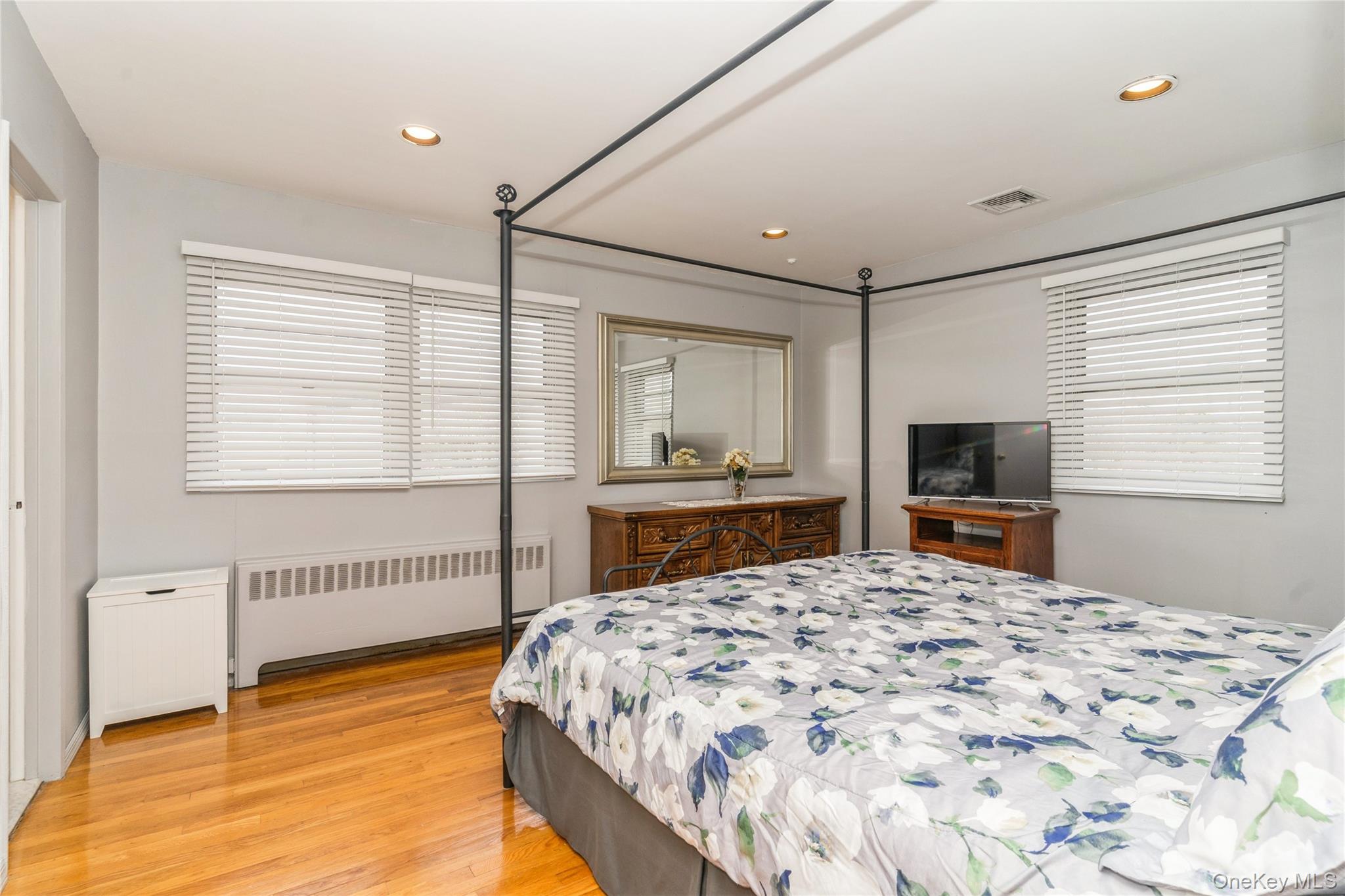 #10 photo, 253 E Meadow Avenue, Нассау ‖ East Meadow , NY 11554