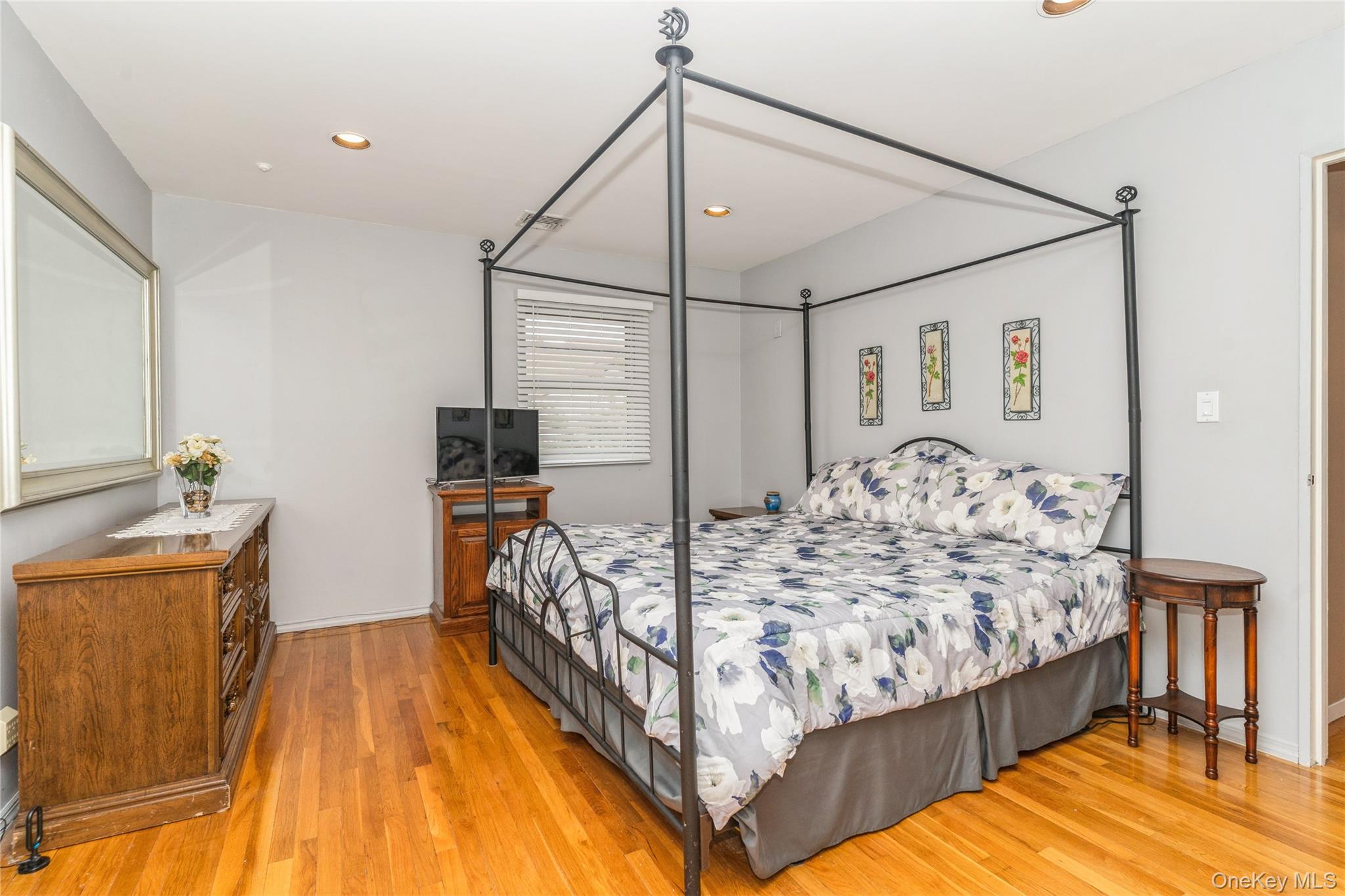 #11 photo, 253 E Meadow Avenue, Нассау ‖ East Meadow , NY 11554