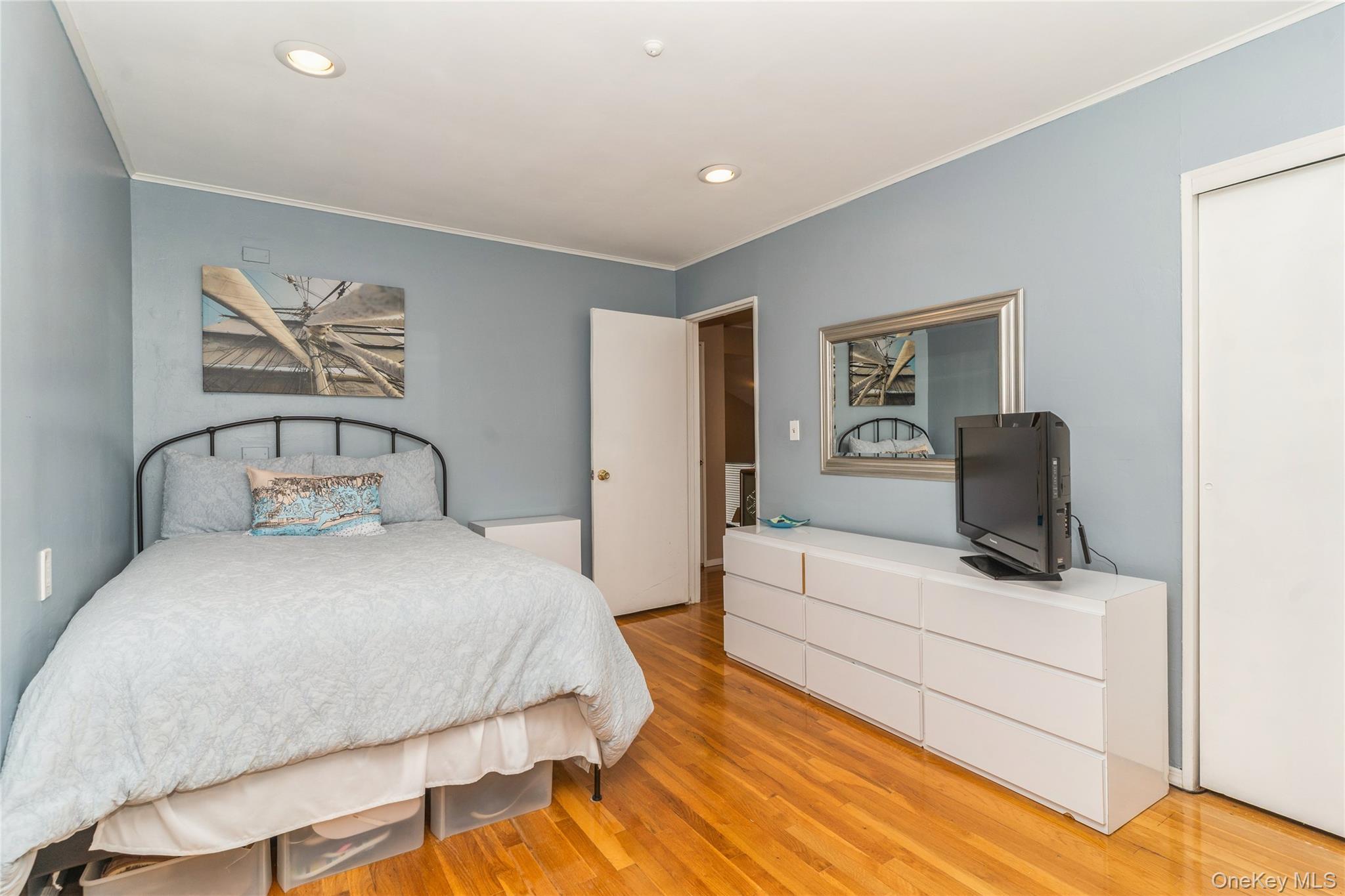 #14 photo, 253 E Meadow Avenue, Нассау ‖ East Meadow , NY 11554