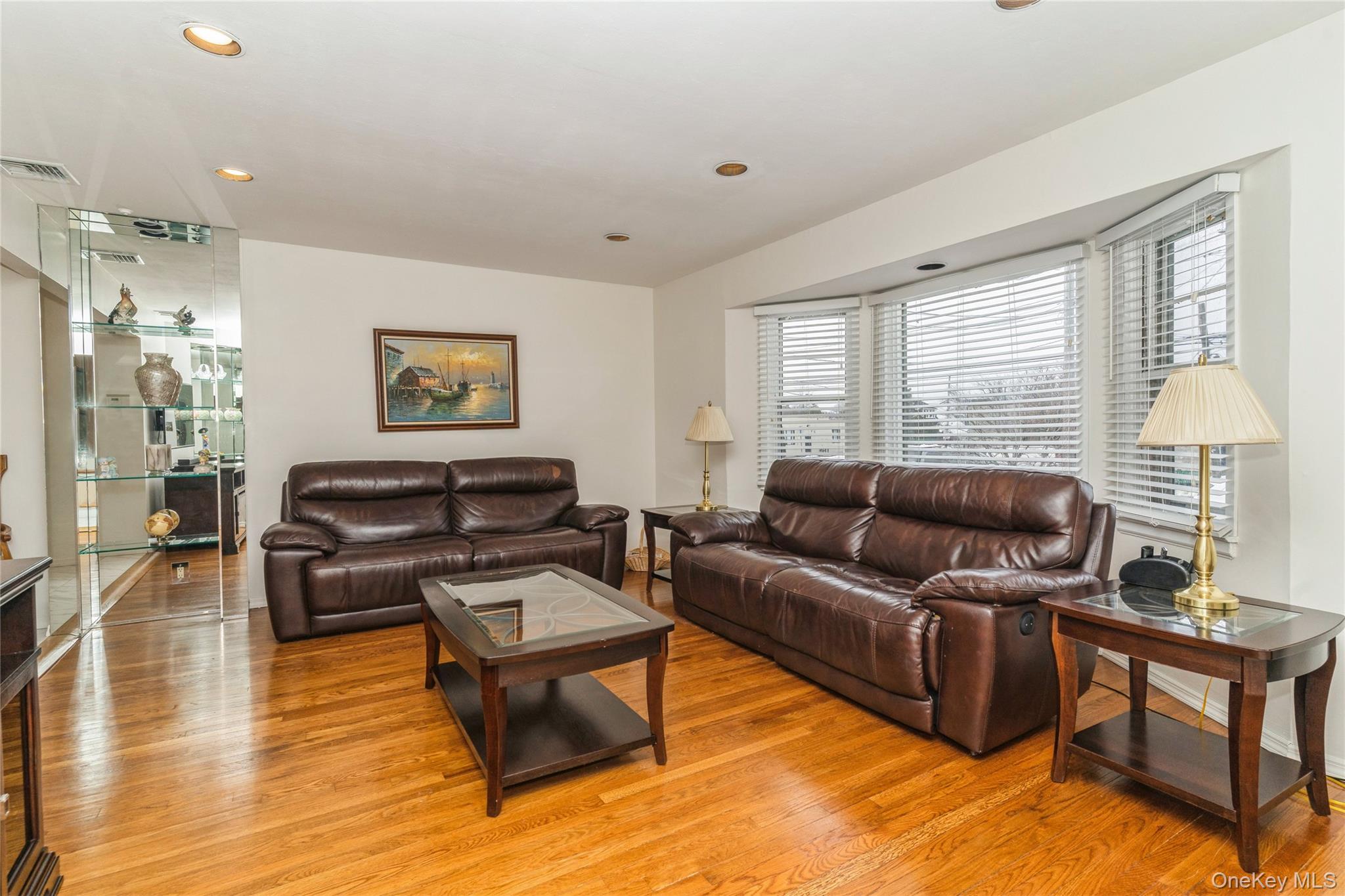 #2 photo, 253 E Meadow Avenue, Нассау ‖ East Meadow , NY 11554