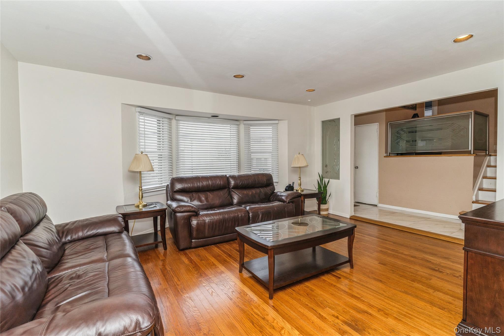 #4 photo, 253 E Meadow Avenue, Нассау ‖ East Meadow , NY 11554