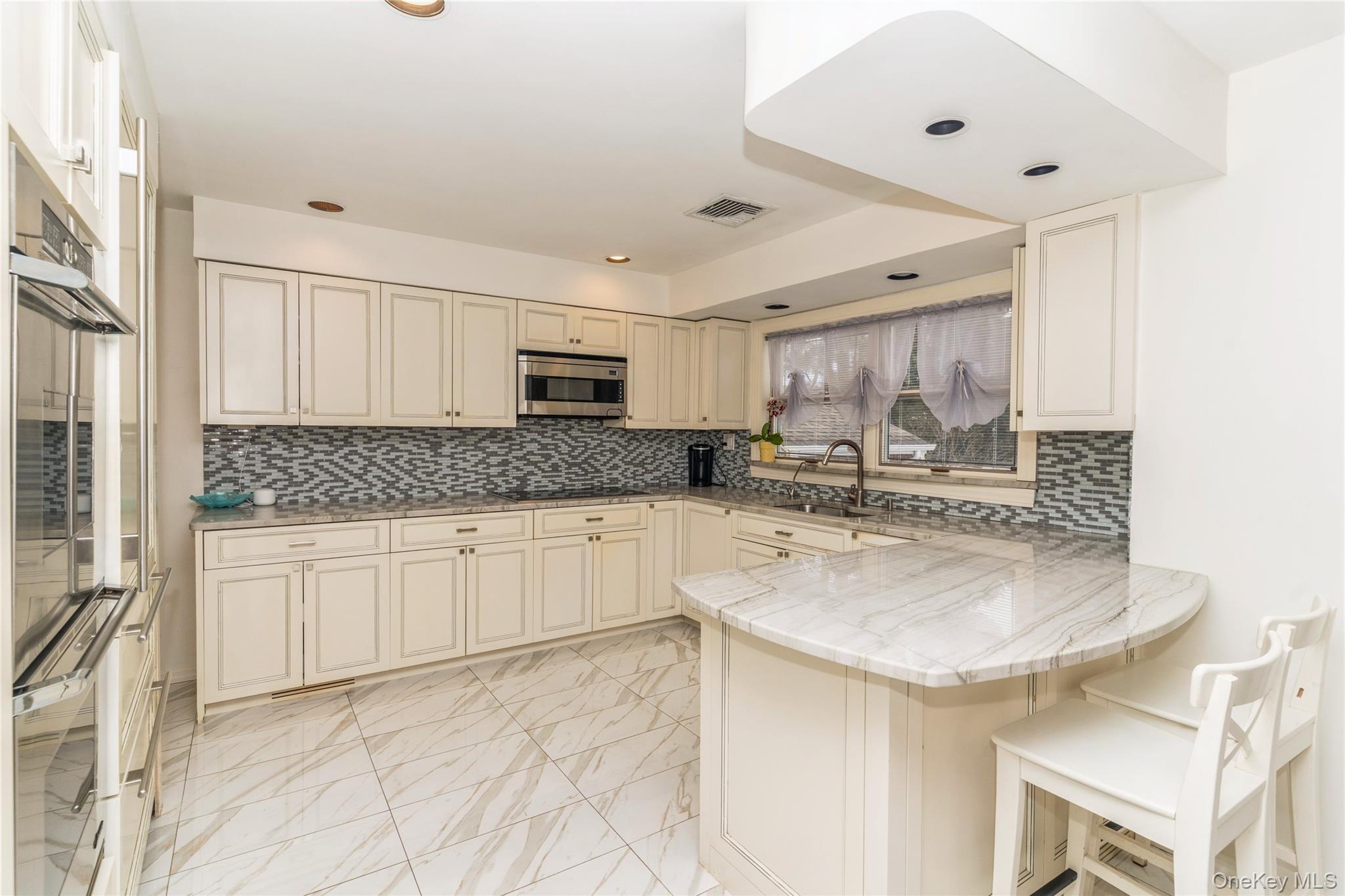 #5 photo, 253 E Meadow Avenue, Нассау ‖ East Meadow , NY 11554