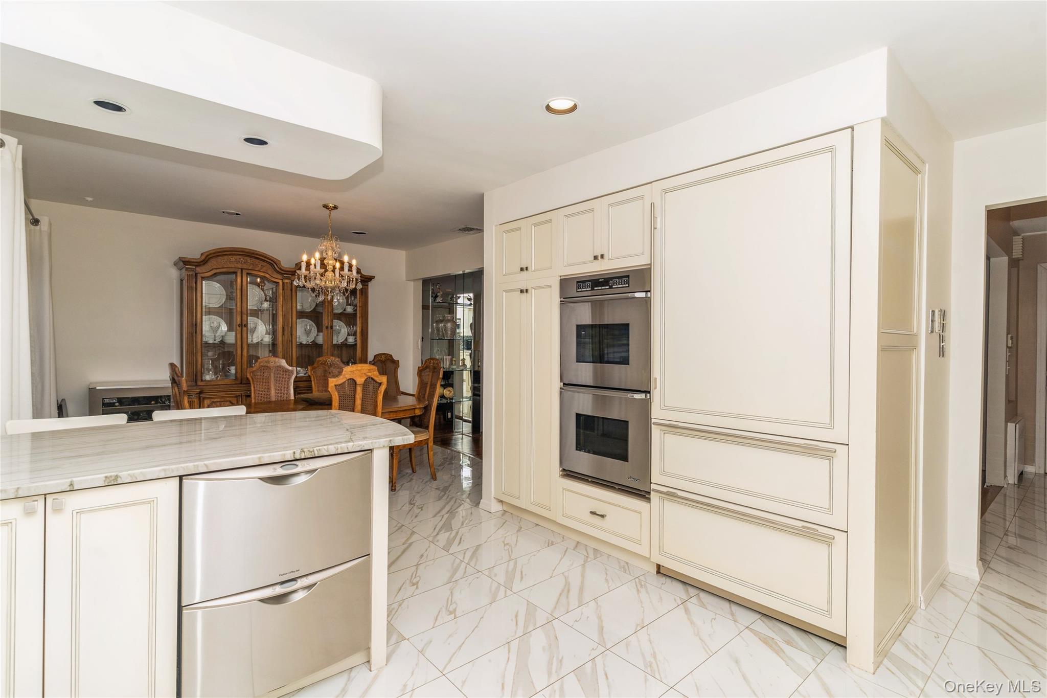 #6 photo, 253 E Meadow Avenue, Нассау ‖ East Meadow , NY 11554