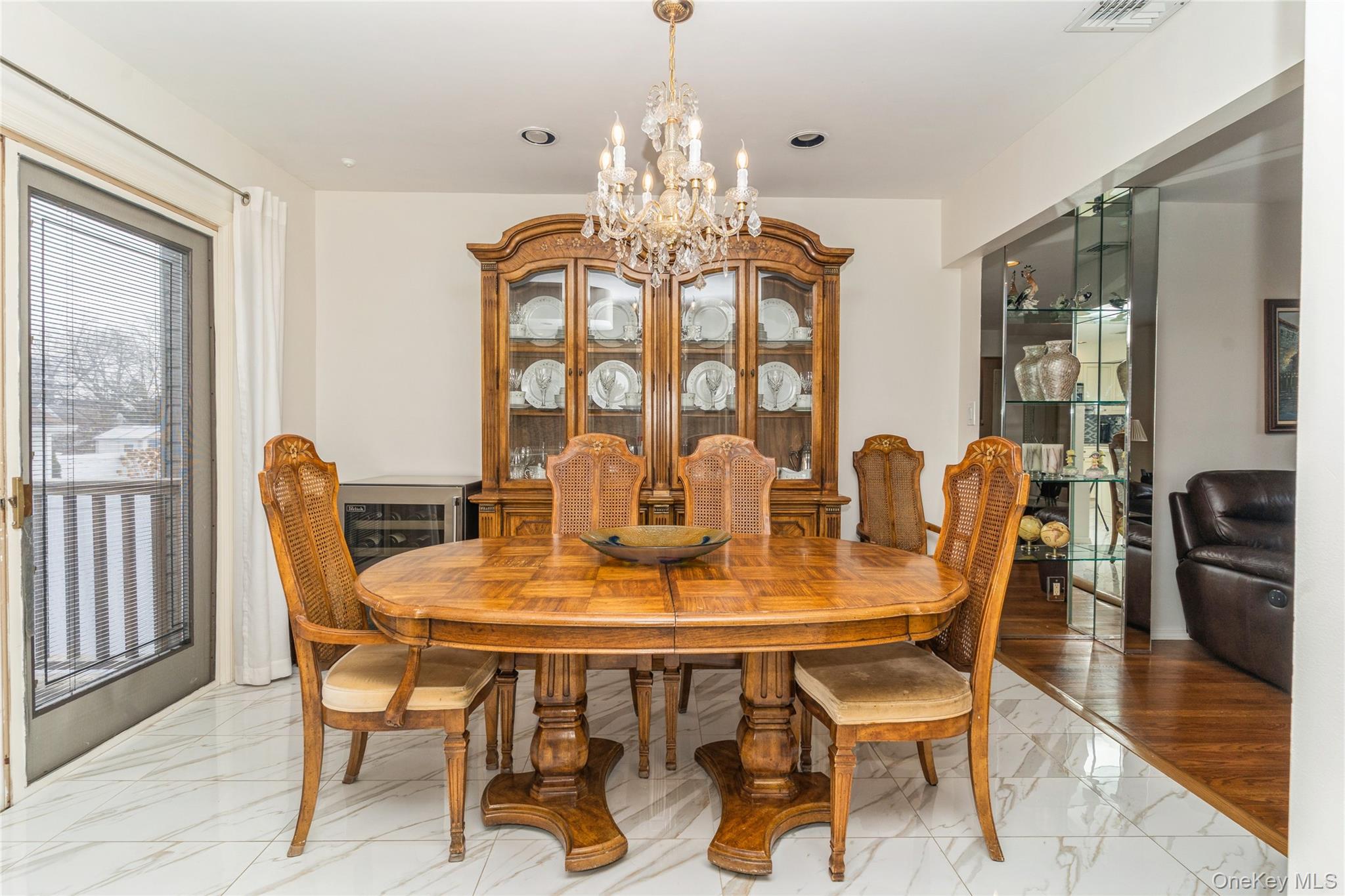 #7 photo, 253 E Meadow Avenue, Нассау ‖ East Meadow , NY 11554