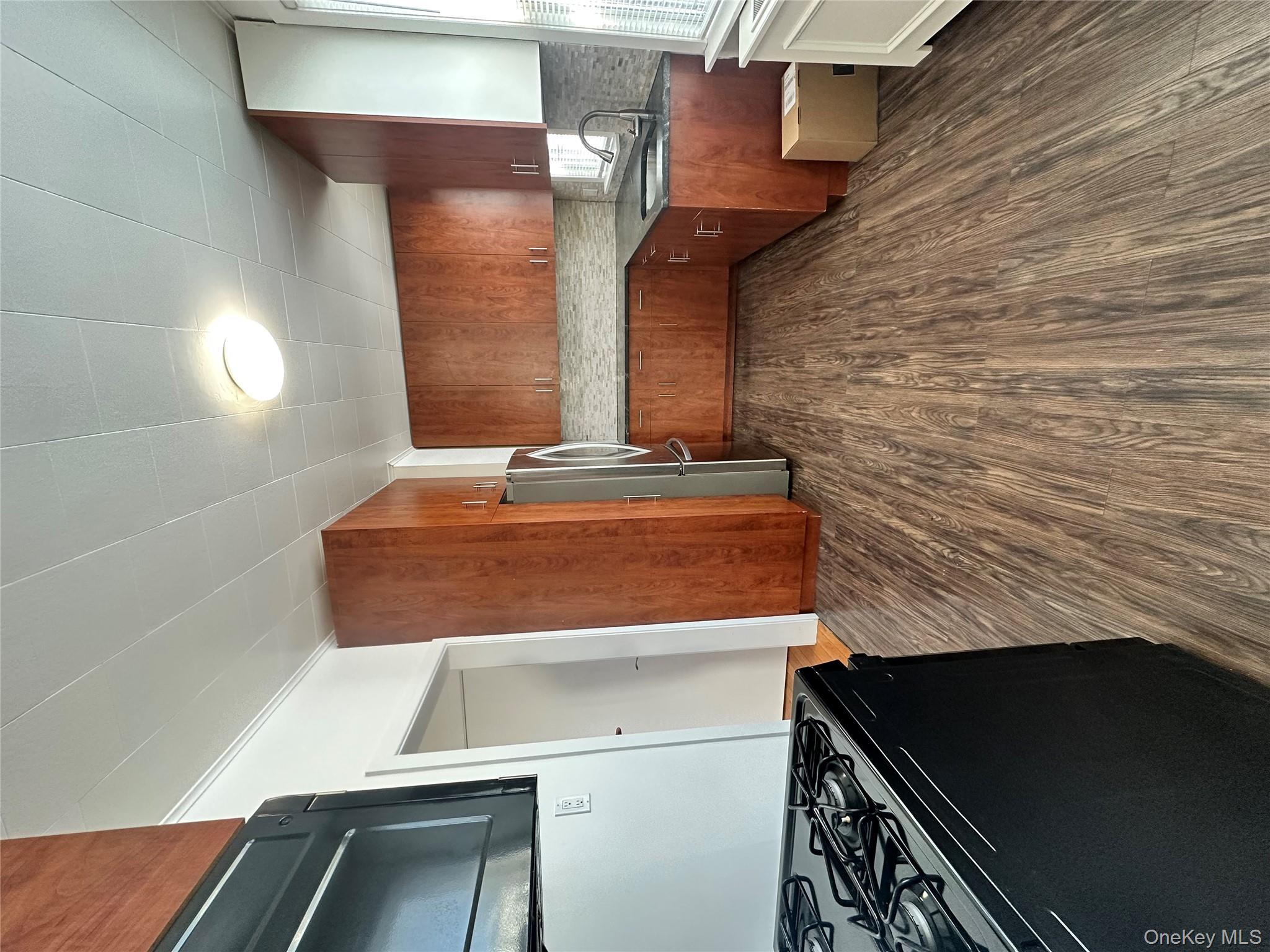 #3 photo, 6034 56th Road, कुईंस Maspeth , NY 11378