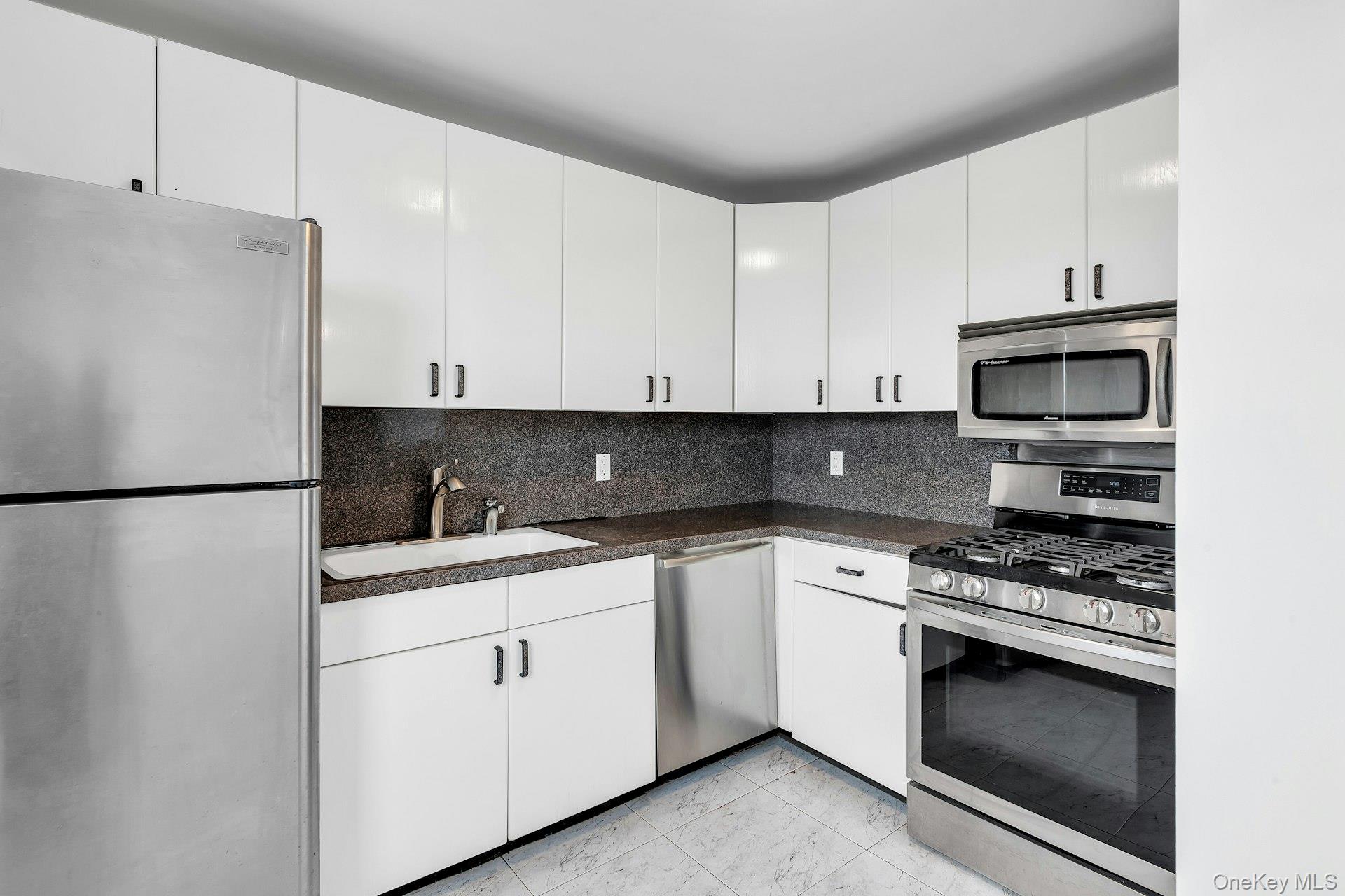 #11 photo, 110-11 Queens Boulevard, কুইন্‌স Forest Hills , NY 11375