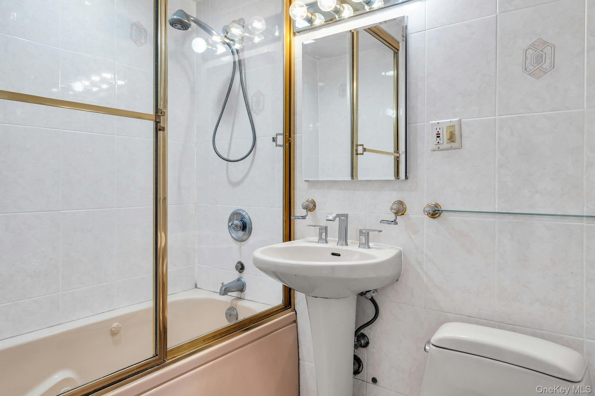 #17 photo, 110-11 Queens Boulevard, কুইন্‌স Forest Hills , NY 11375