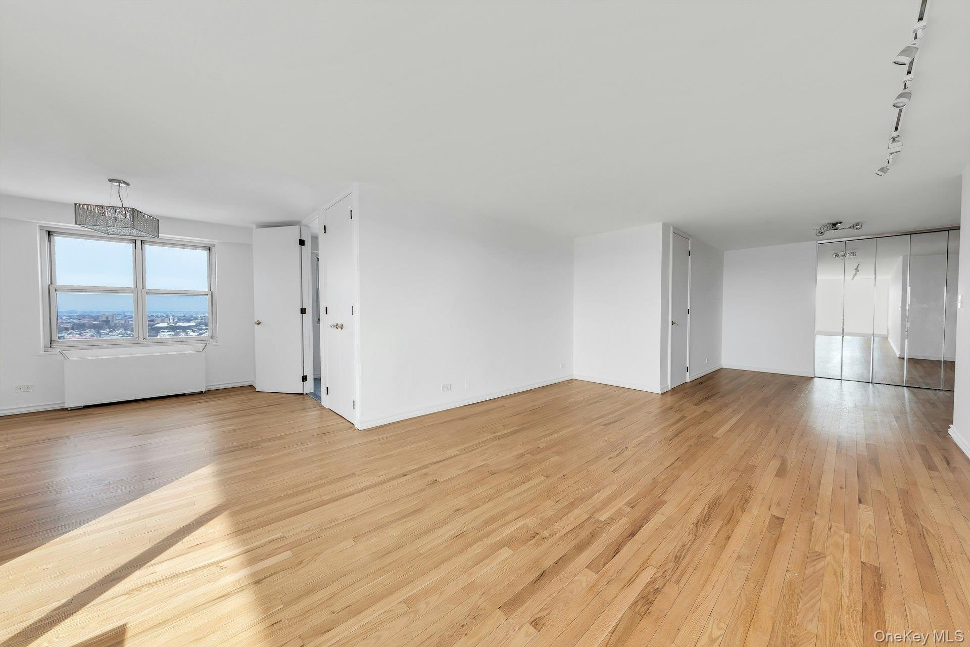 #7 photo, 110-11 Queens Boulevard, কুইন্‌স Forest Hills , NY 11375