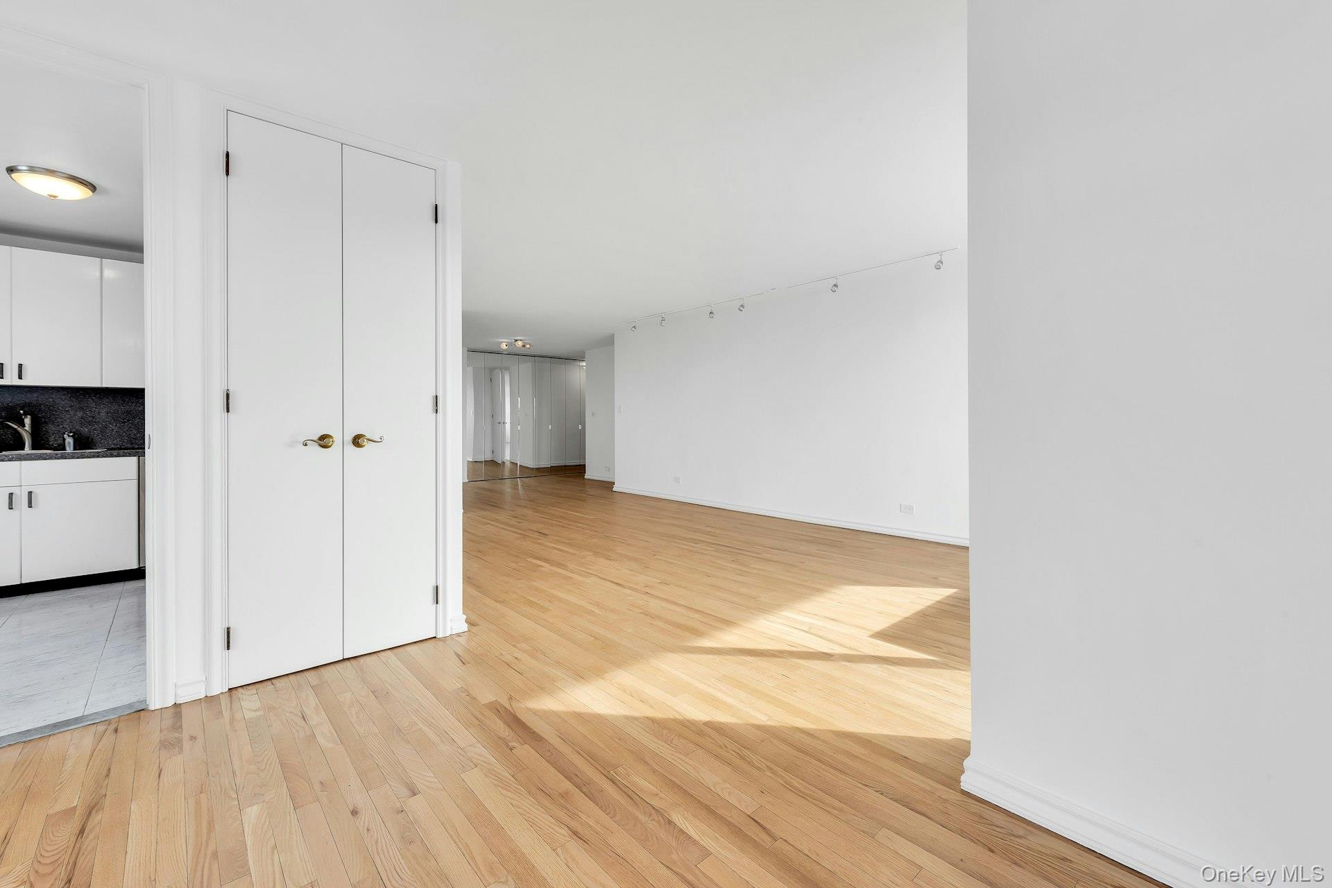 #8 photo, 110-11 Queens Boulevard, কুইন্‌স Forest Hills , NY 11375