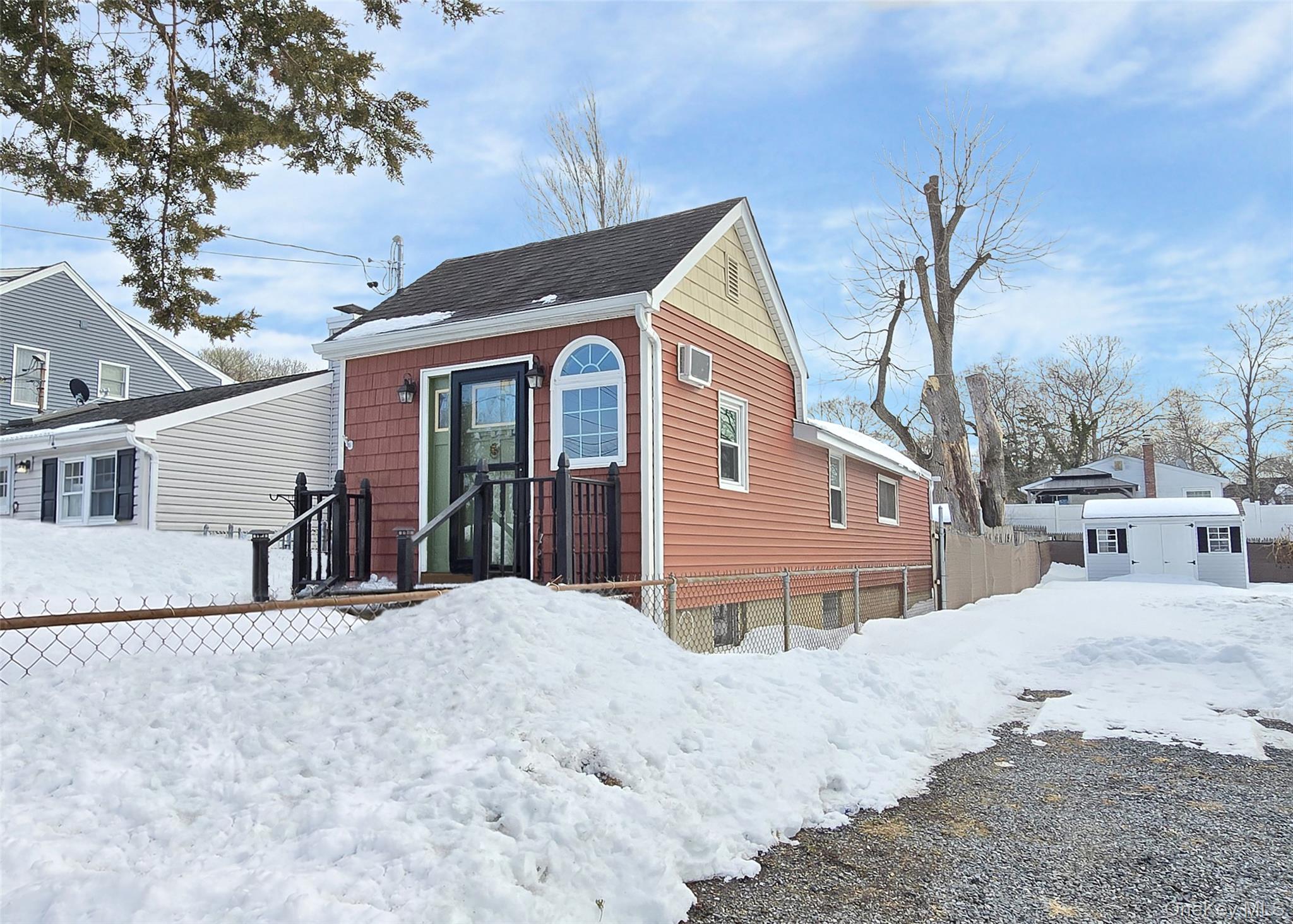 #1 photo, 84 Wyona Avenue, 롱 아일랜드 Selden , NY 11784