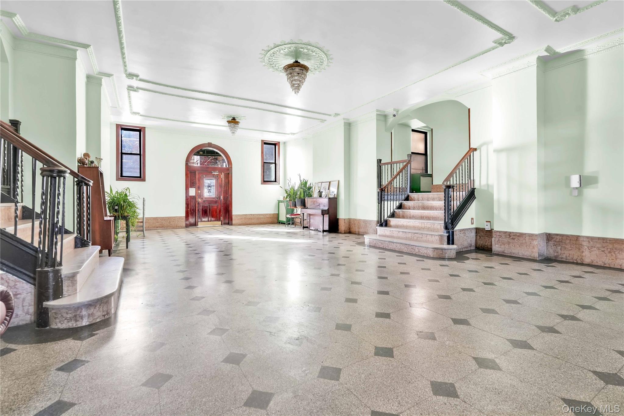 #2 photo, 84-02 Beverly Road, קווינס Kew Gardens , NY 11415