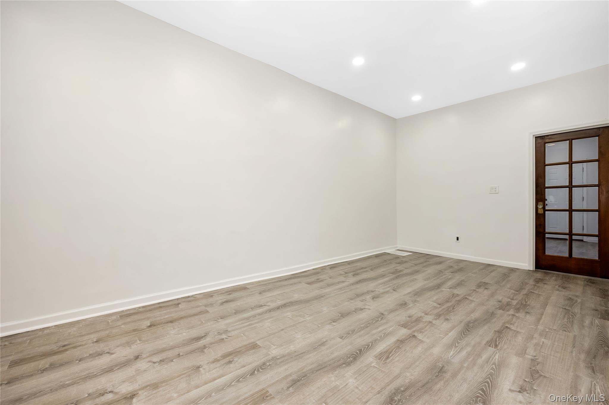 #8 photo, 6212 60th Drive, Куинс ‖ Maspeth , NY 11378