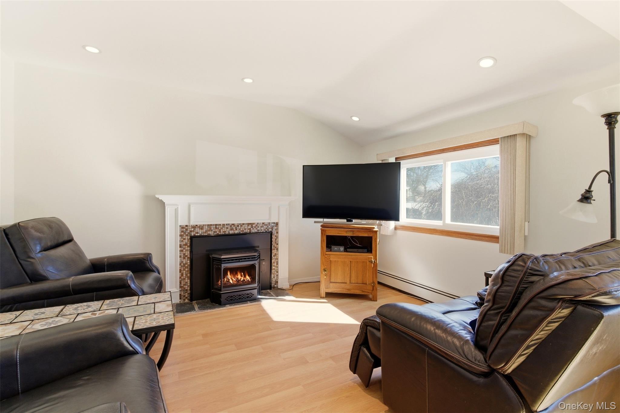 #8 photo, 175 Van Buren Street, 롱 아일랜드 West Babylon , NY 11704