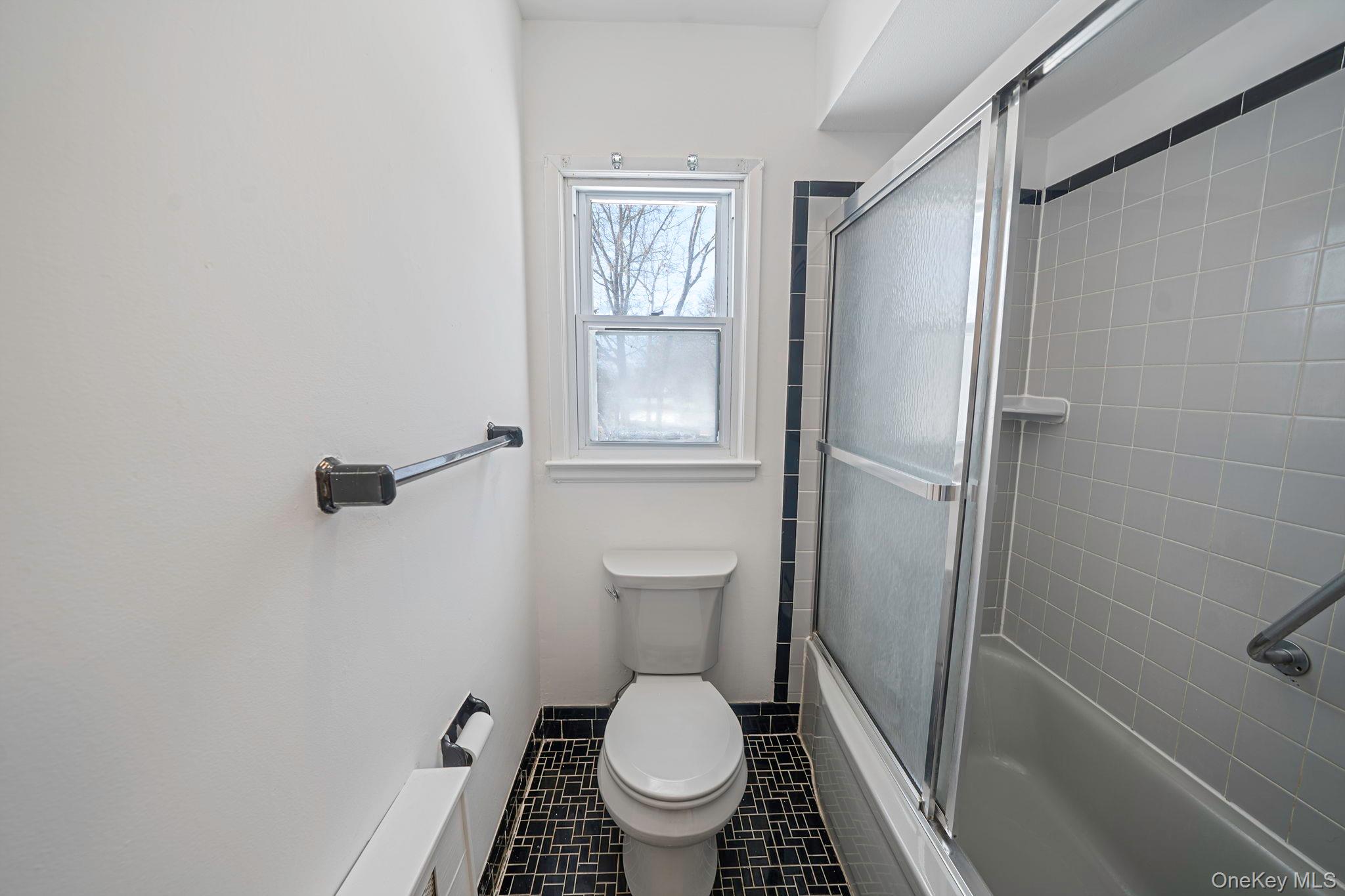 #10 photo, 122 Weaver Road, West Sayville , NY 11796