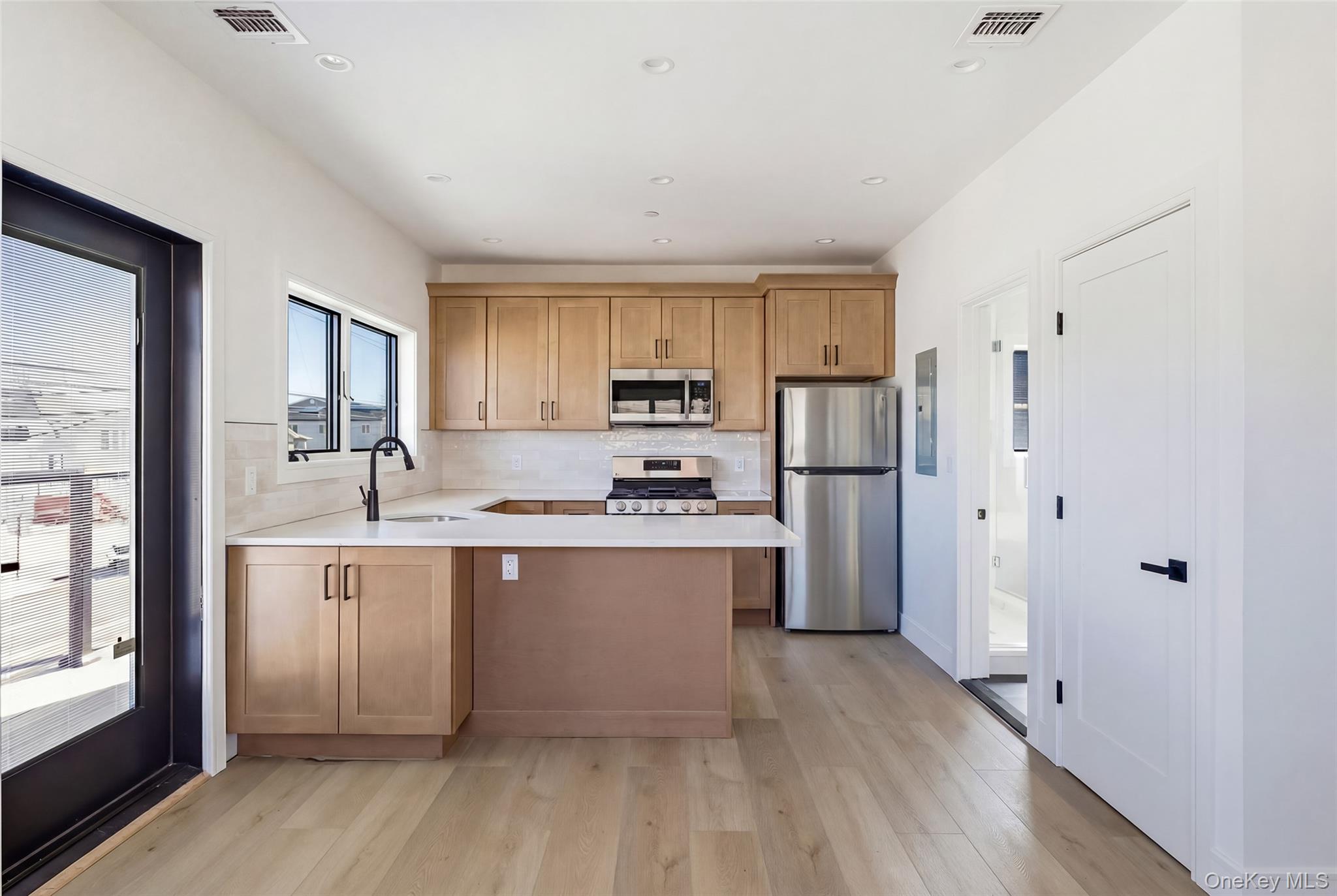 #5 photo, 56 Suffolk Road, ناسو Island Park , NY 11558