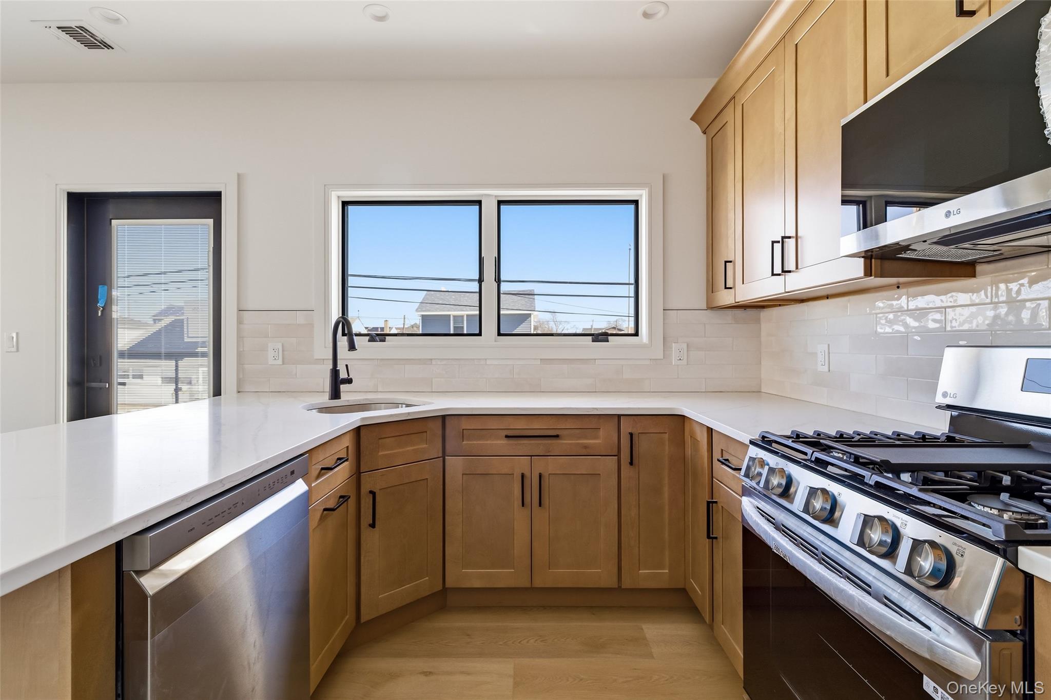 #8 photo, 56 Suffolk Road, ناسو Island Park , NY 11558