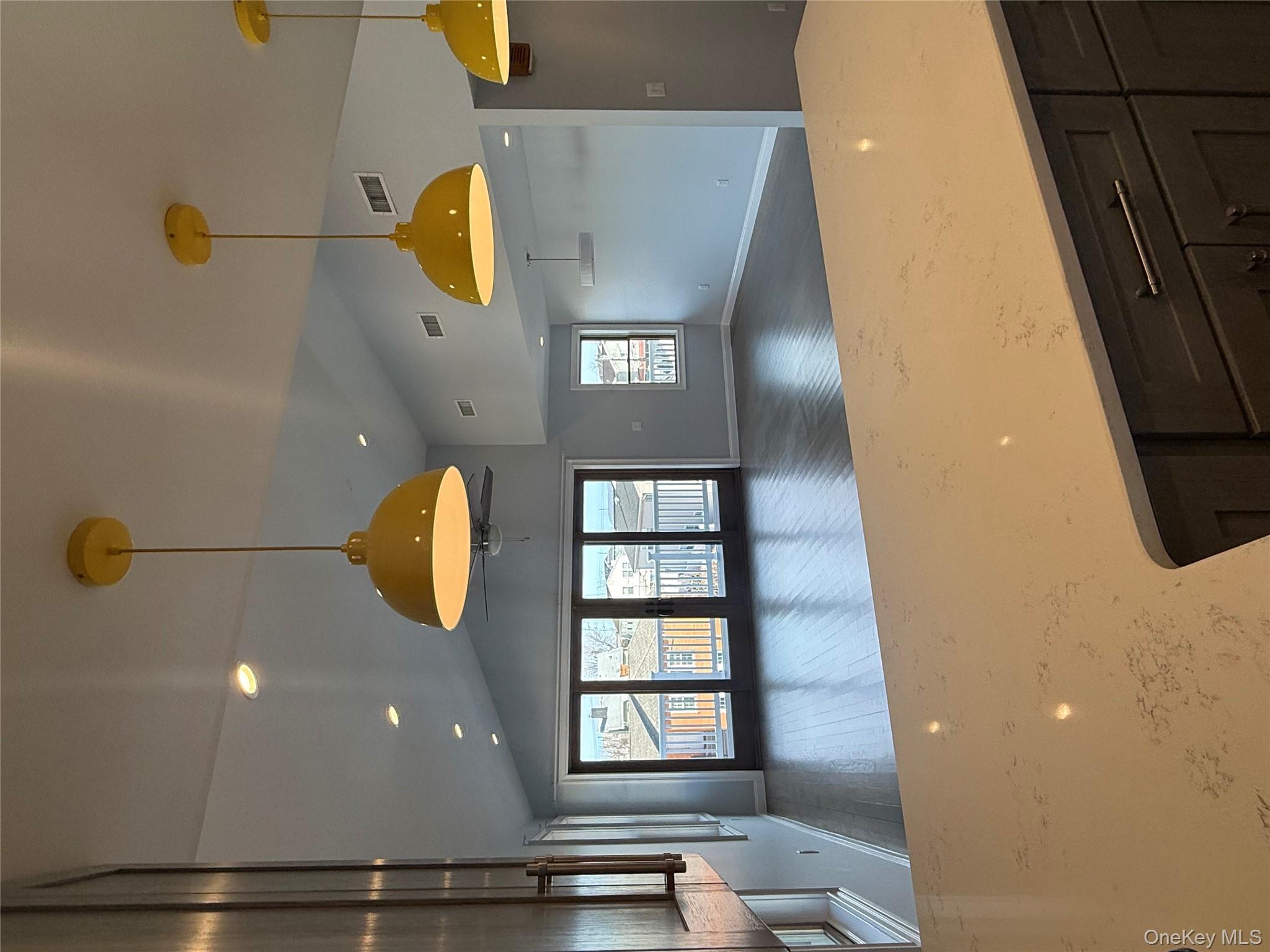 #1 photo, 90 E Hudson Street, नासाउ काउंटी Long Beach , NY 11561