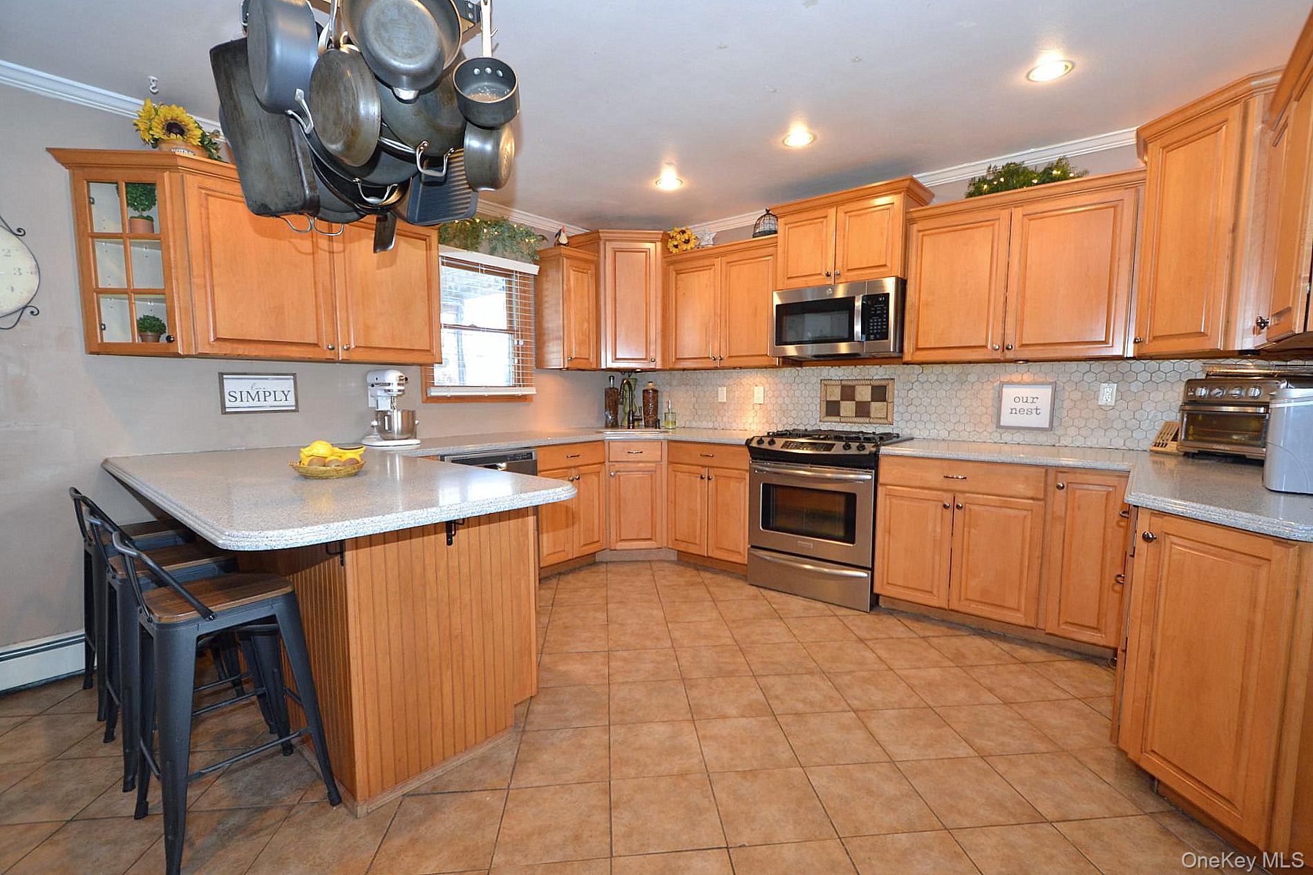 #2 photo, 263 N Bicycle Path, सफ़ोक काउंटी Selden , NY 11784