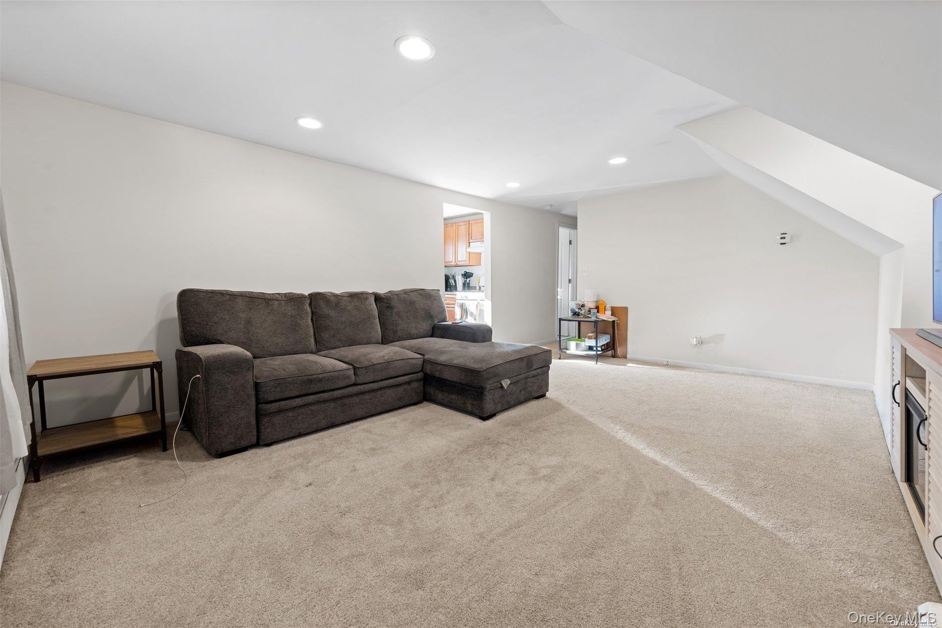 #5 photo, 733 14th Street, West Babylon , NY 11704