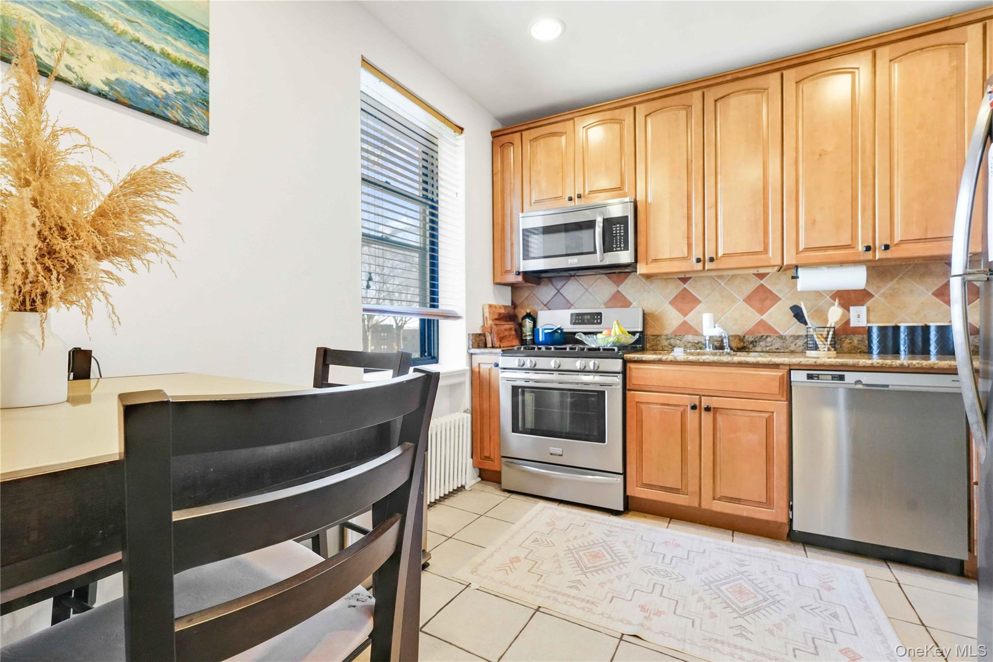 #10 photo, 7707 Ditmars Boulevard, एल्महर्स्ट East Elmhurst , NY 11370