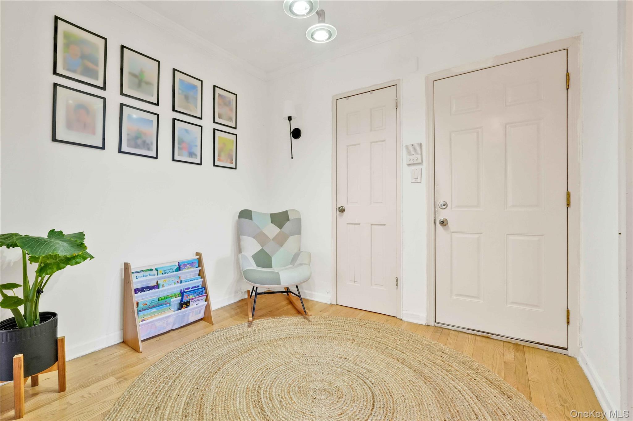 #11 photo, 7707 Ditmars Boulevard, एल्महर्स्ट East Elmhurst , NY 11370