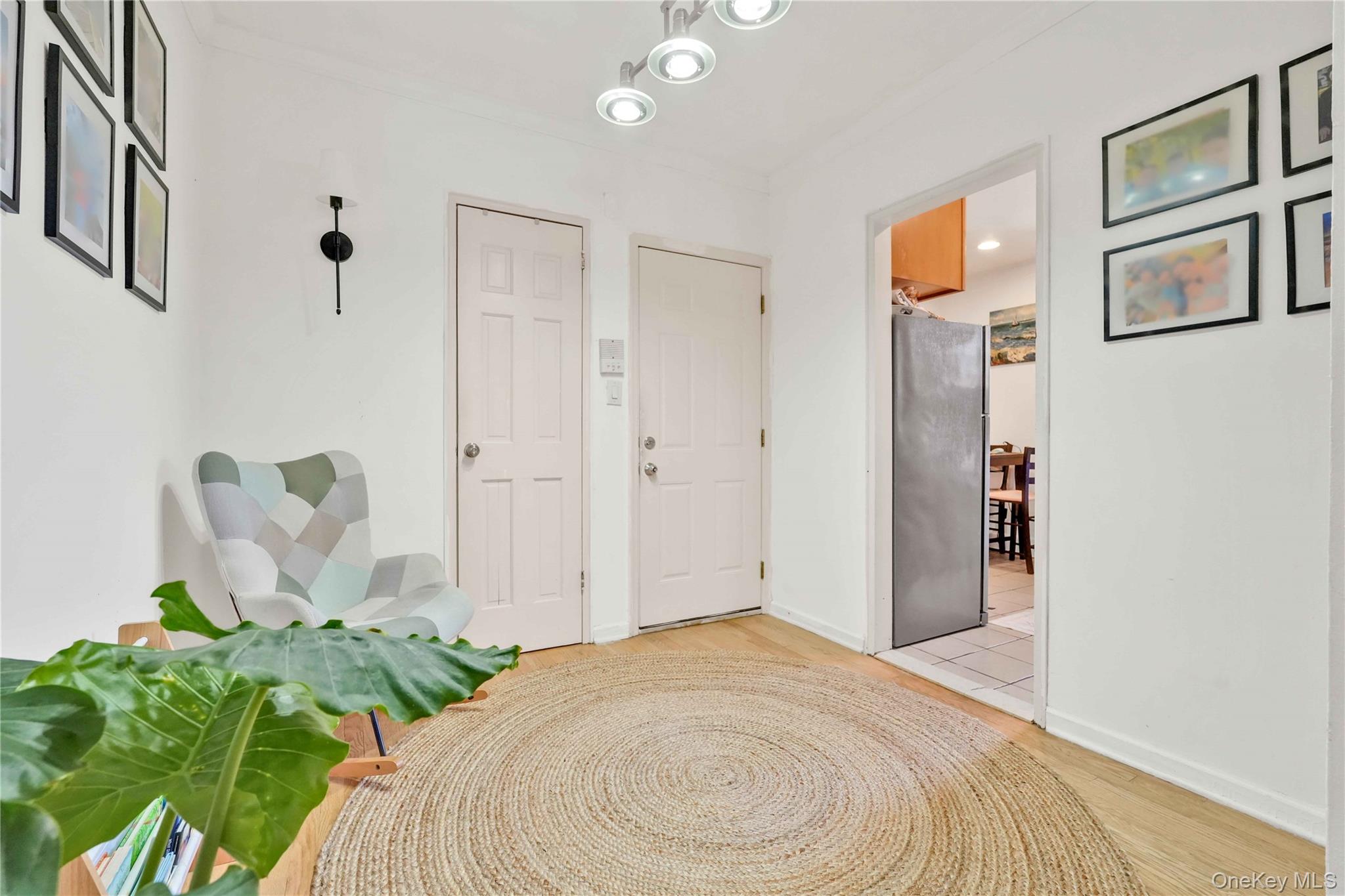 #12 photo, 7707 Ditmars Boulevard, एल्महर्स्ट East Elmhurst , NY 11370