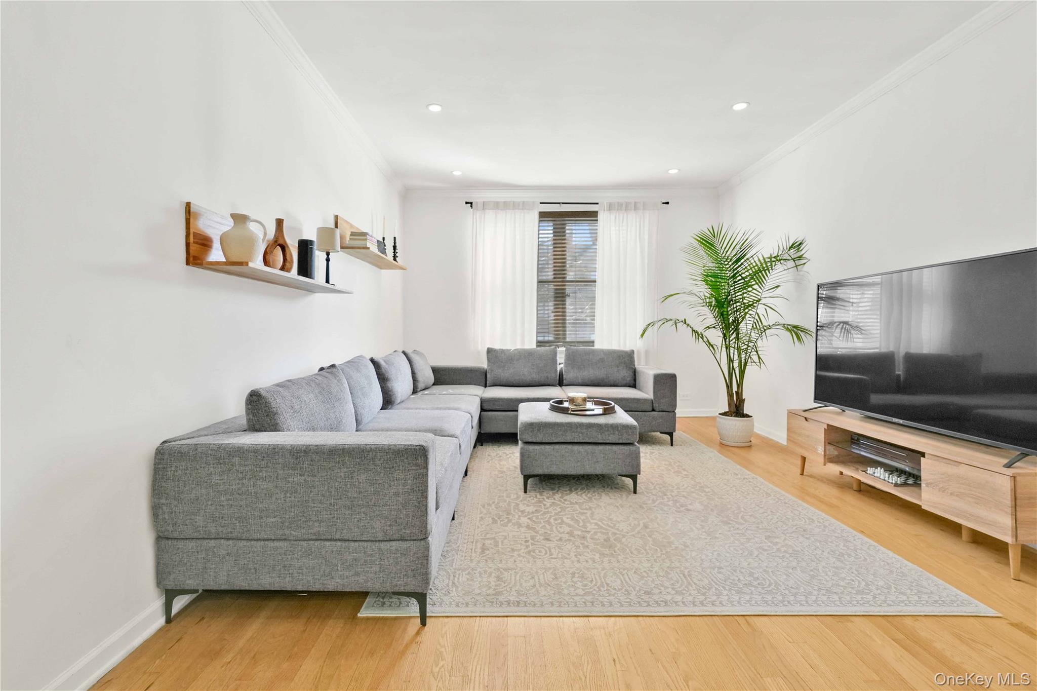 #14 photo, 7707 Ditmars Boulevard, एल्महर्स्ट East Elmhurst , NY 11370