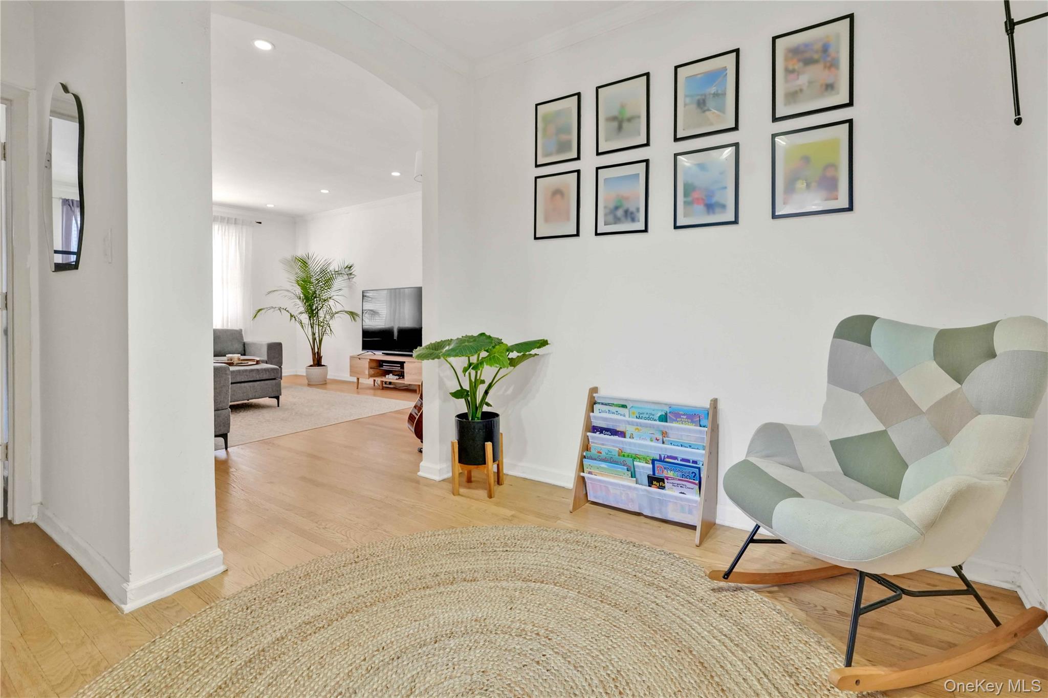 #17 photo, 7707 Ditmars Boulevard, एल्महर्स्ट East Elmhurst , NY 11370