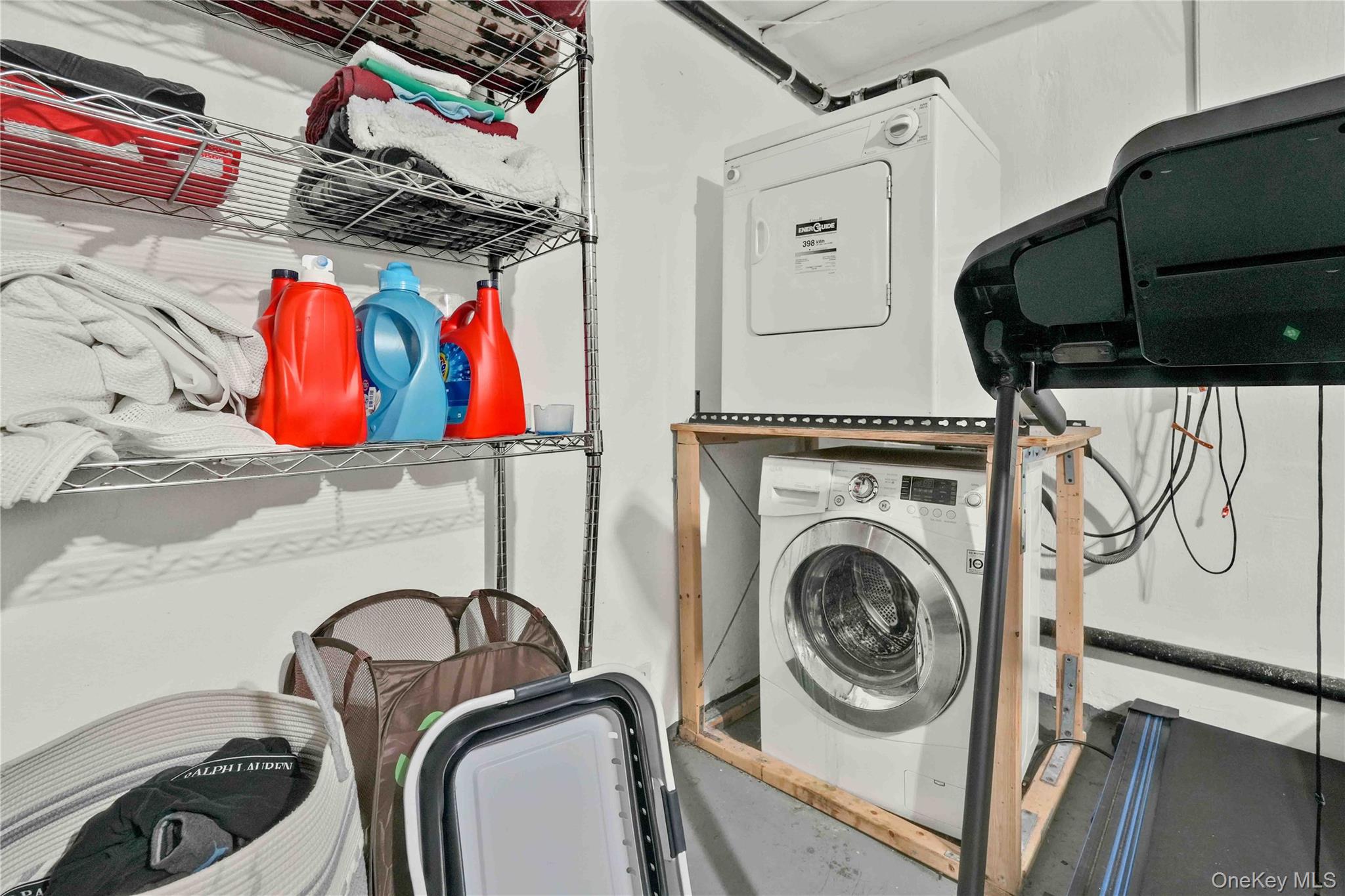 #20 photo, 7707 Ditmars Boulevard, एल्महर्स्ट East Elmhurst , NY 11370