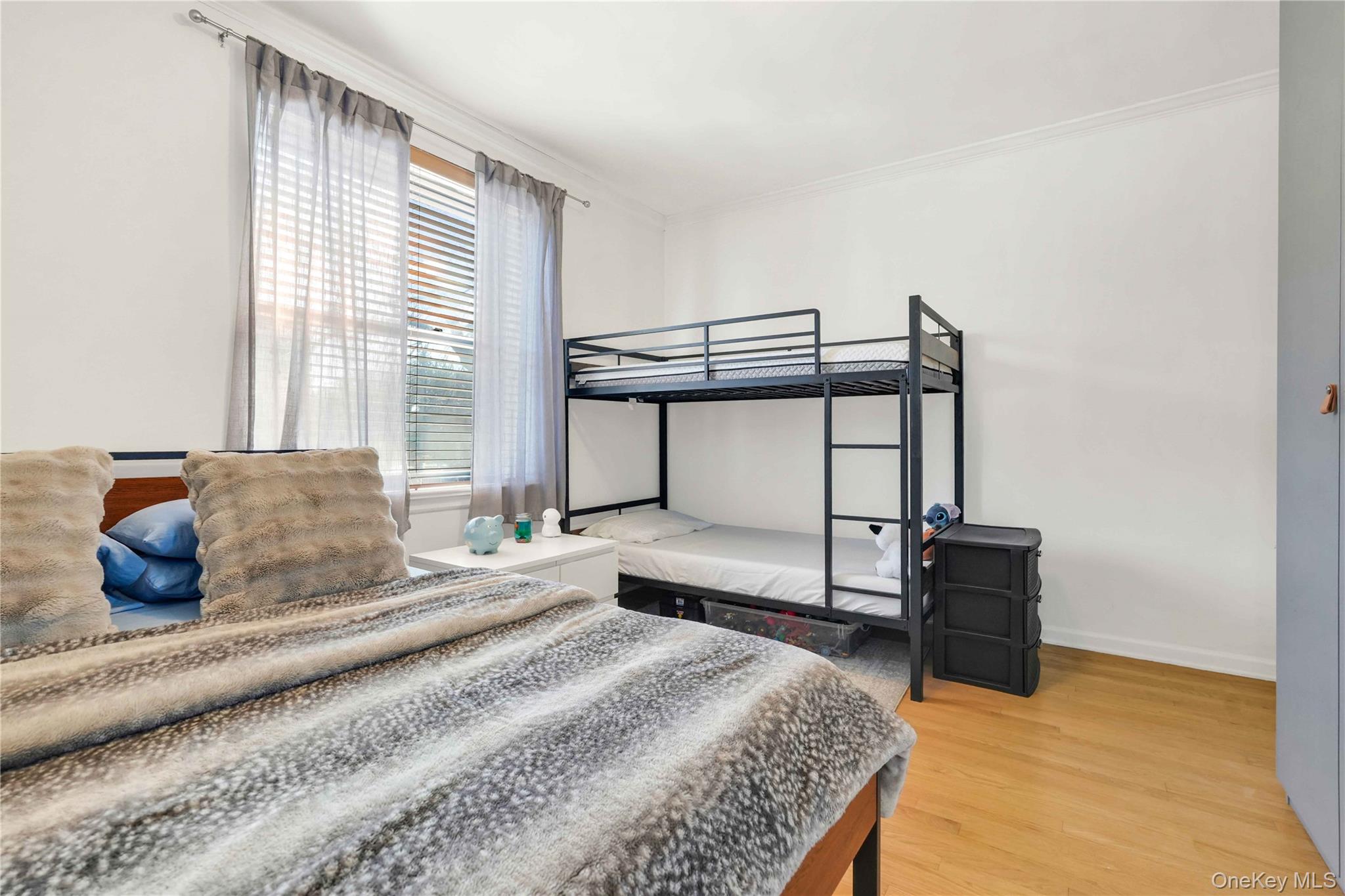 #4 photo, 7707 Ditmars Boulevard, एल्महर्स्ट East Elmhurst , NY 11370