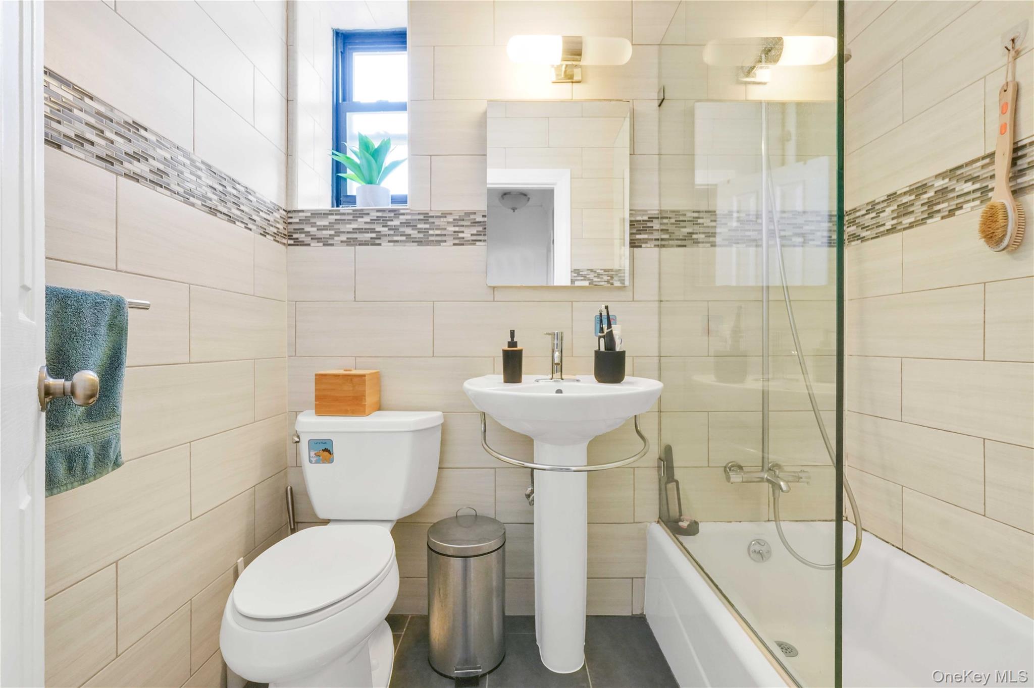 #5 photo, 7707 Ditmars Boulevard, एल्महर्स्ट East Elmhurst , NY 11370