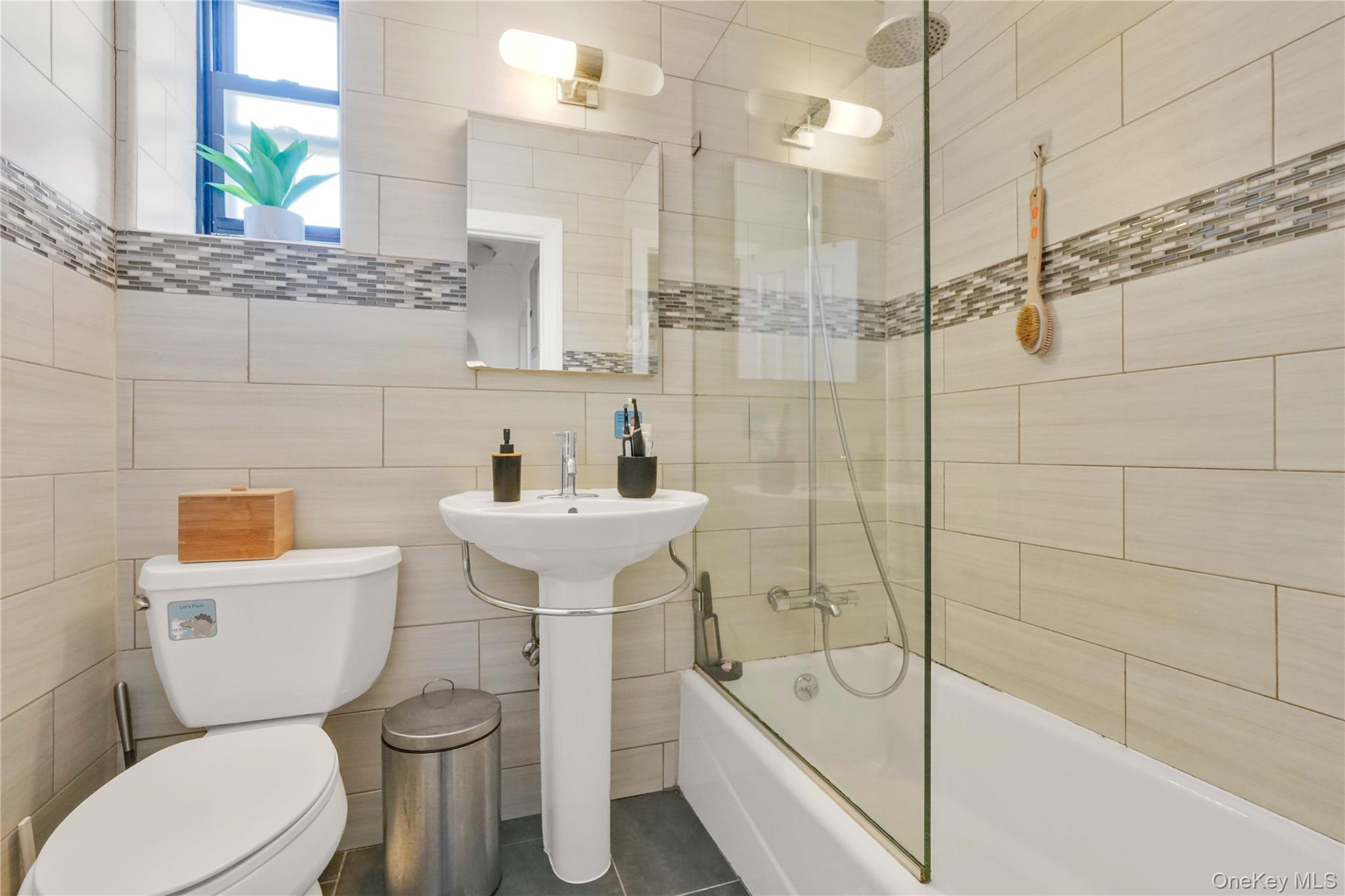 #6 photo, 7707 Ditmars Boulevard, एल्महर्स्ट East Elmhurst , NY 11370